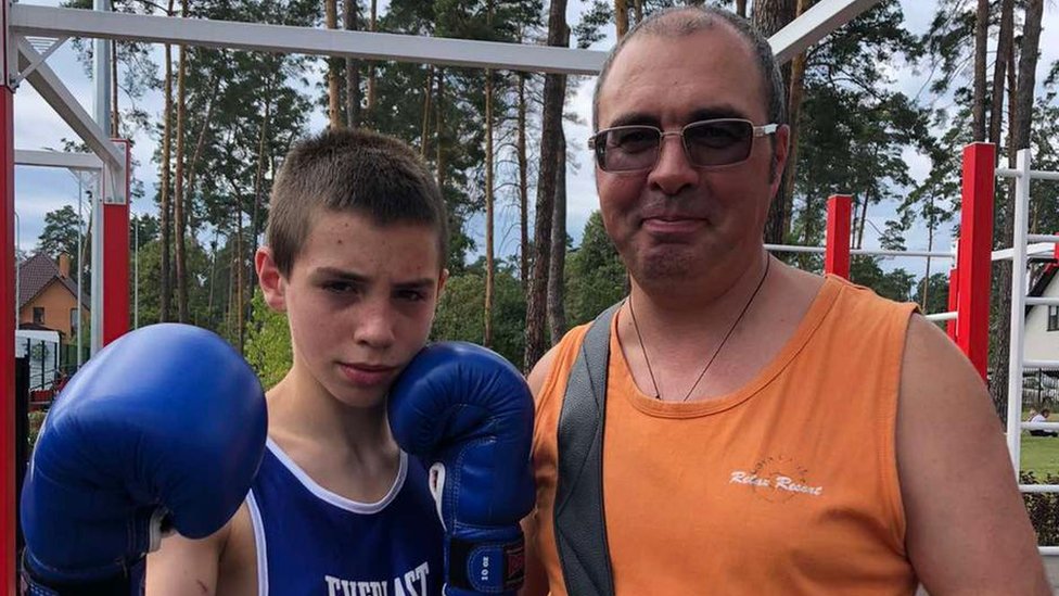 Yuriy y su padre estaban intentando conseguir ayuda humanitaria cuando un soldado ruso los detuvo - Foto familiar