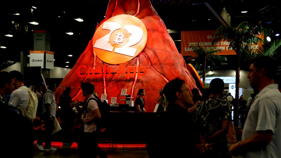 Bukele no llegó a la Conferencia Bitcoin 2022 en Miami, pero sí lo hizo una recreación de un volcán salvadoreño que es el ícono de su narrativa "bitconiana".
GETTY IMAGES
