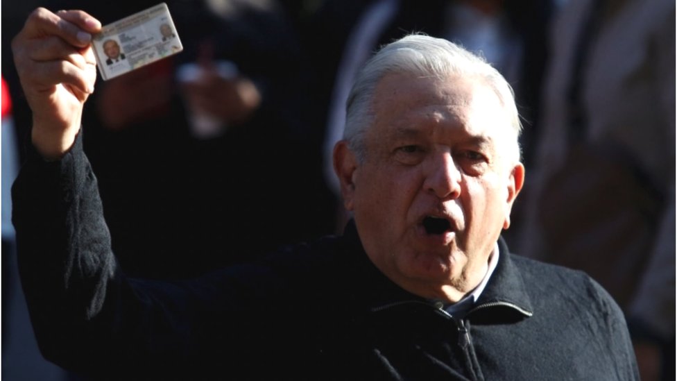 López Obrador votó en la consulta celebrada este domingo que definiría su futuro como presidente.