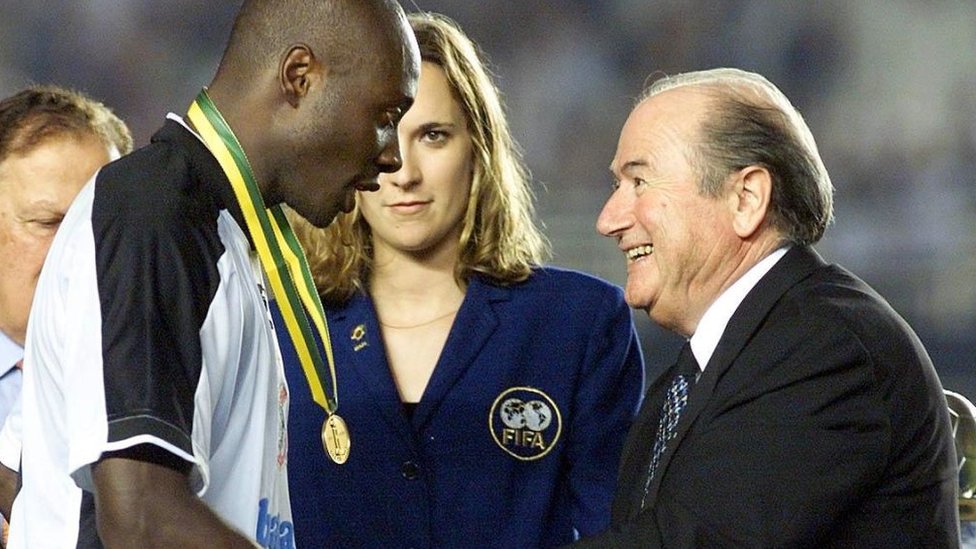 Freddy Rincón con el expresidente de la FIFA Sepp Blatter. (GETTY IMAGES)