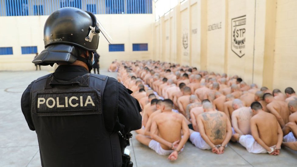 La policía salvadoreña persigue a las maras dentro del régimen de excepción. GETTY IMAGES
