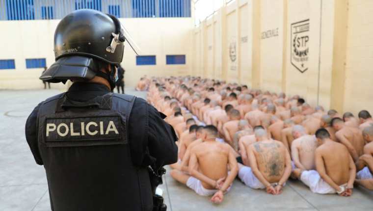La policía salvadoreña persigue a las maras dentro del régimen de excepción. GETTY IMAGES