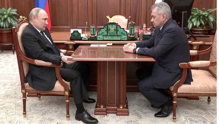 La reunión entre Vladimir Putin y Serguéi Shoigú fue transmitida por televisón en Rusia.