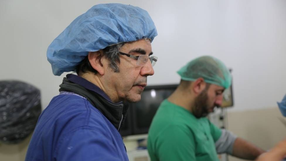 David Nott durante una operación en Siria.