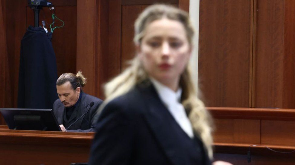 Johnny Depp y Amber Heard se enfrentan en un juicio.