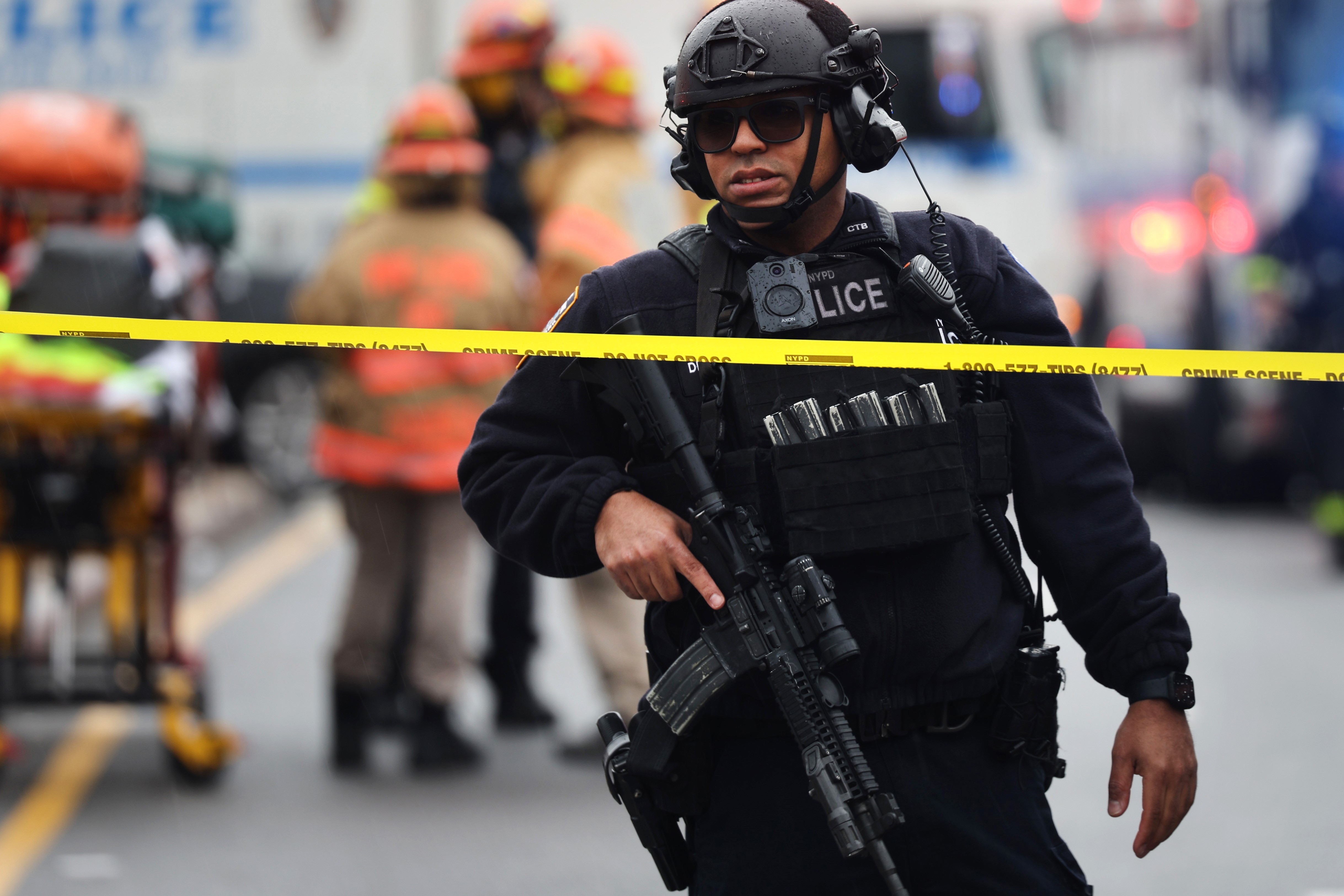 Un agente de la Policía de Nueva York, en el área donde ocurrió el tiroteo en el Metro en Brooklyn. (Foto Prensa Libre:/Getty Images/AFP)
