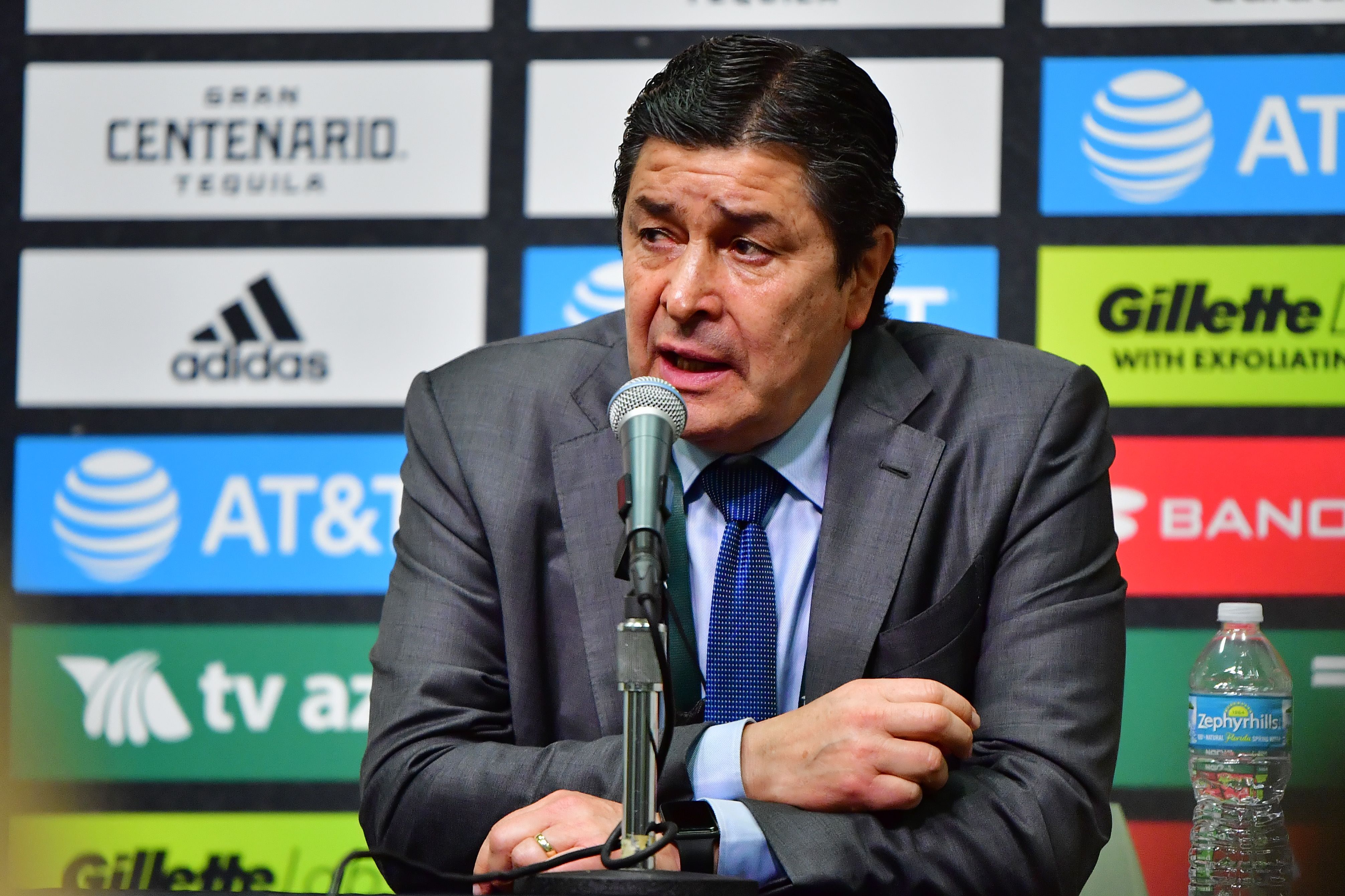 Luis Fernando Tena, en conferencia de prensa, después del juego contra México. (Foto Prensa Libre: AFP)