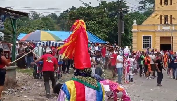 Personas que representaban a judíos y centuriones en una actividad de Semana Santa en una comunidad de Suchitepéquez se liaron a golpes este domingo 10 de abril. Foto captura de pantalla. 