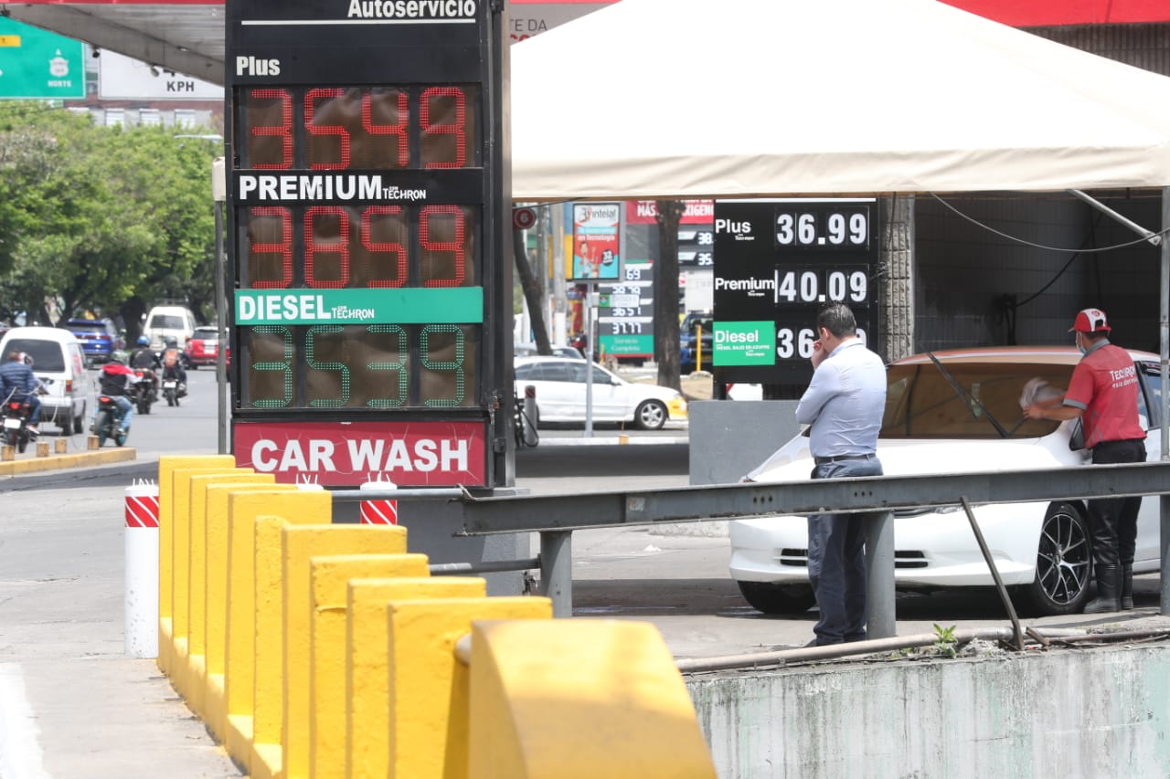 Los precios de los combustibles registraron una nueva alza este martes 26 de abril. (Foto Prensa Libre: Érick Ávila)