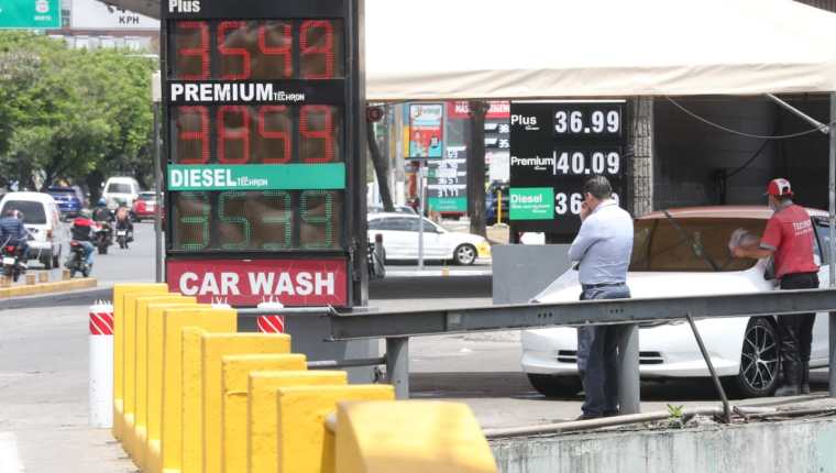 Los precios de los combustibles registraron una nueva alza este martes 26 de abril. (Foto Prensa Libre: Érick Ávila)