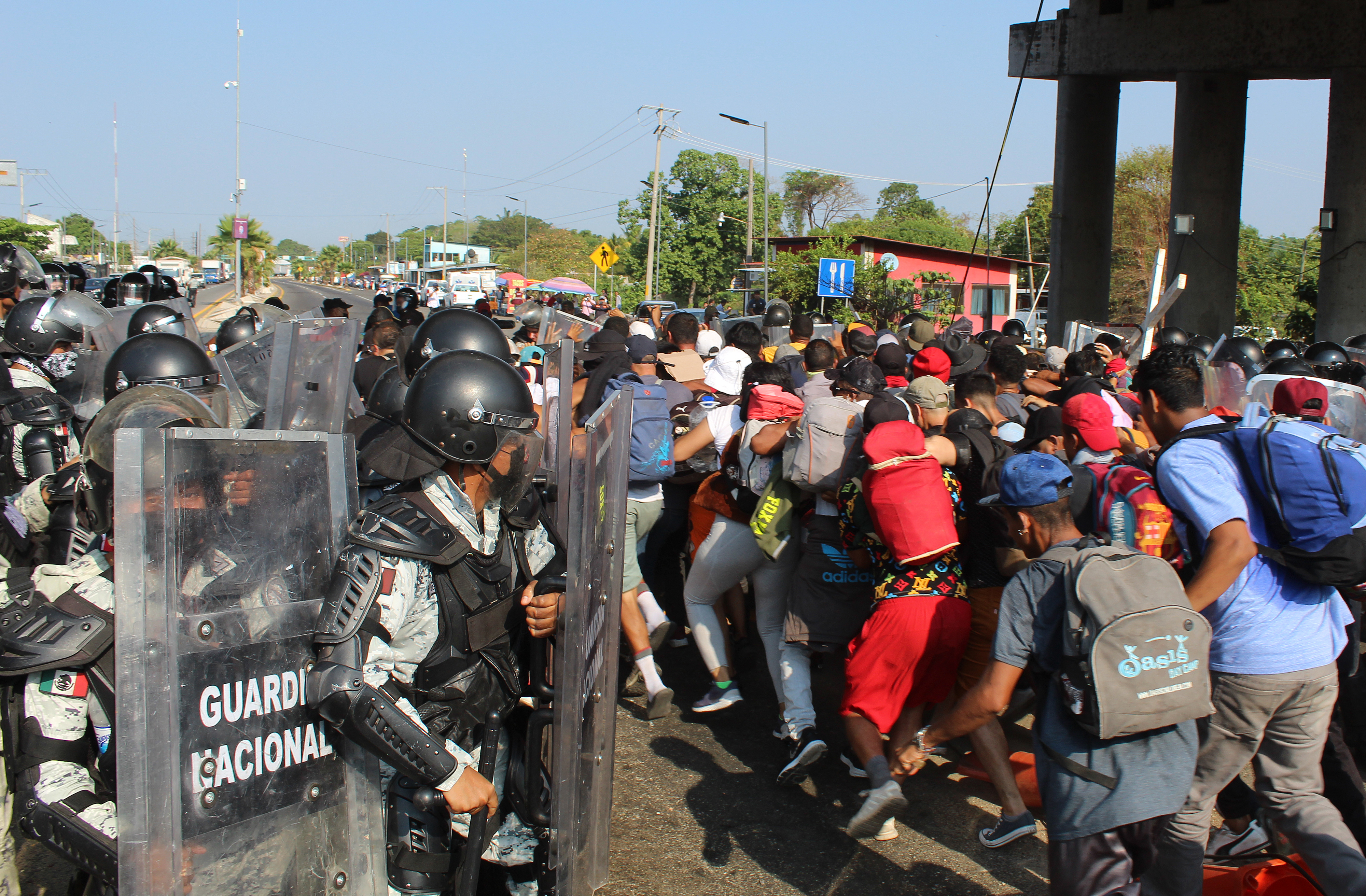 Una caravana migrante intenta atravesar un cerco policial en Chiapas, México. EE. UU. teme un incremento de la migración que saturaría su frontera sur. (Foto Prensa Libre: EFE)