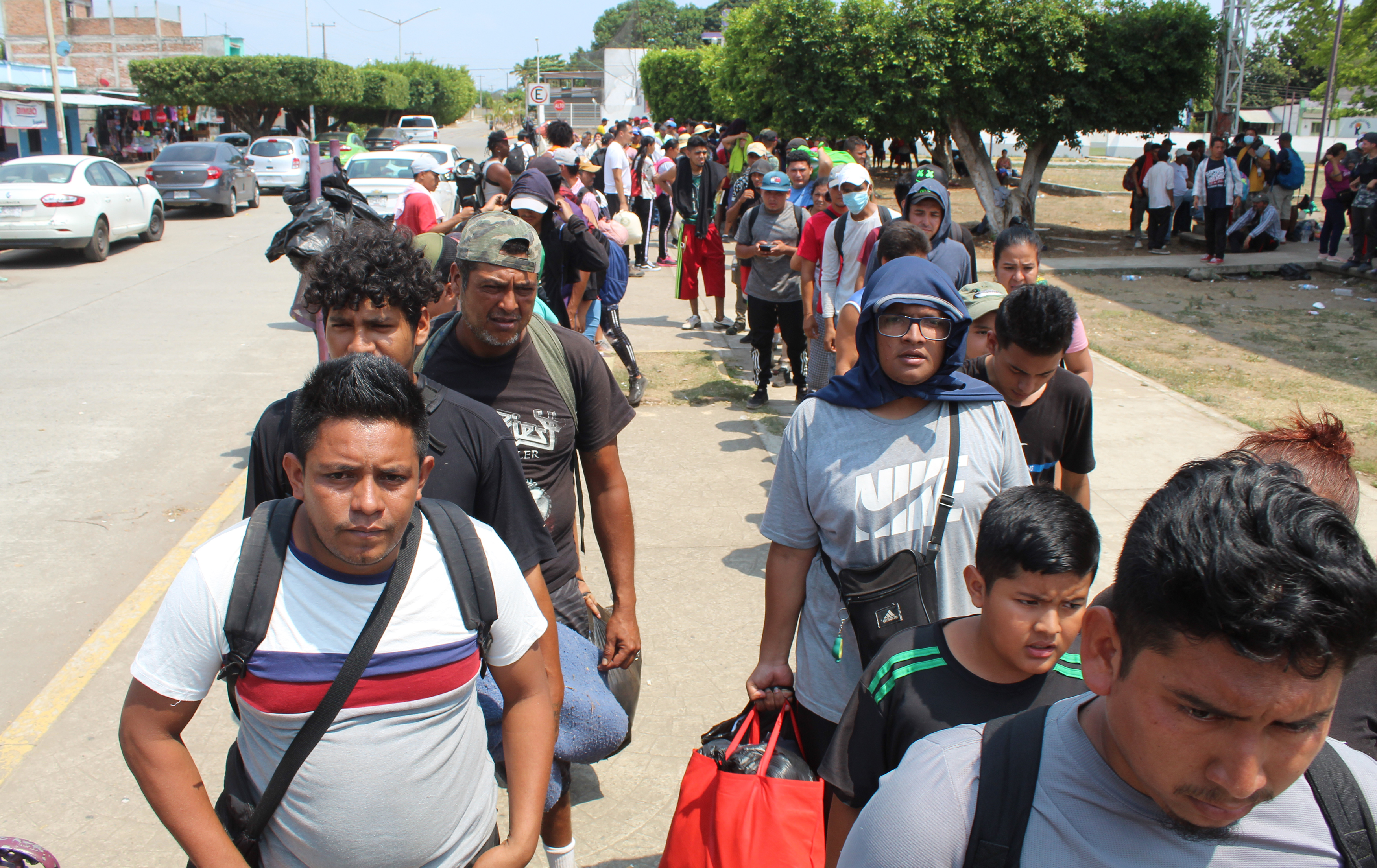 Migrantes durante la segunda caravana migrante de este año que salió de la ciudad mexicana de Tapachula, frontera con Guatemala, con el objetivo de llegar a la ciudad de México. Foto Prensa Libre: EFE/Juan Manuel Blanco