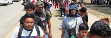 Migrantes durante la segunda caravana migrante de este año que salió de la ciudad mexicana de Tapachula, frontera con Guatemala, con el objetivo de llegar a la ciudad de México. Foto Prensa Libre: EFE/Juan Manuel Blanco