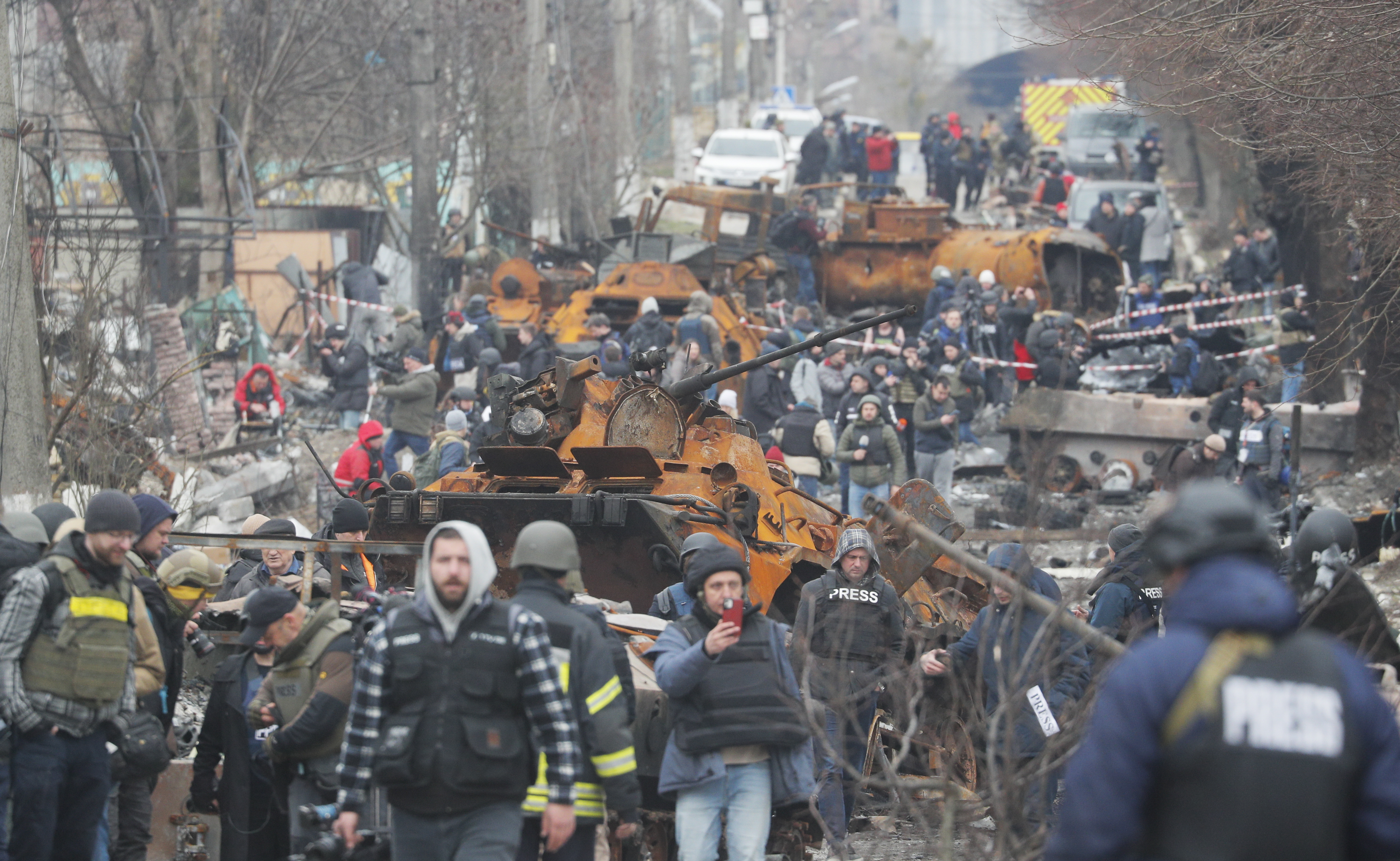 En la ciudad de Bucha, Ucrania, se observan los tanques rusos destruidos por el ejército ucraniano, lo que evitó la llegada de los rusos a Kiev. (Foto Prensa Libre: EFE)