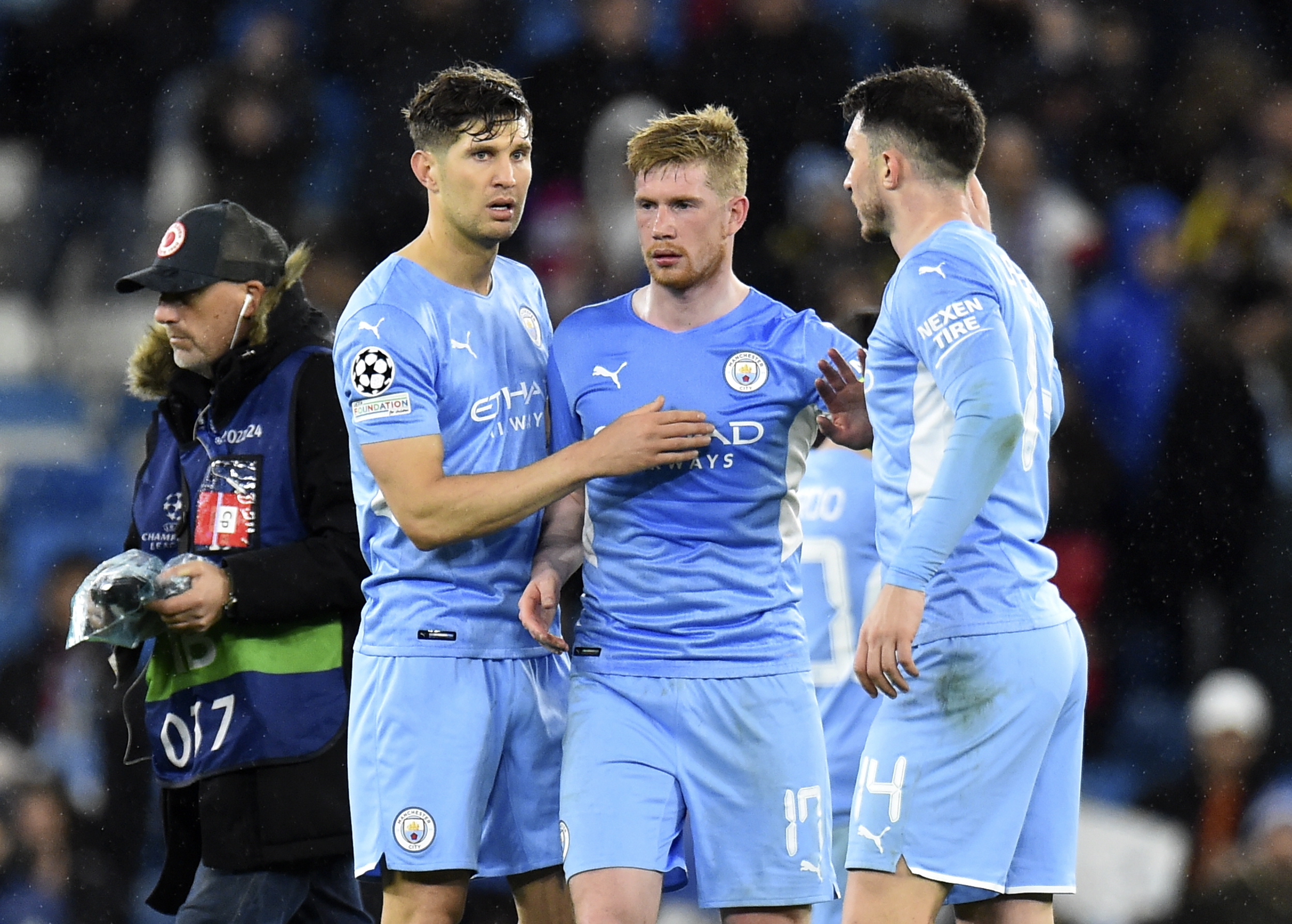 Manchester (United Kingdom), 05/04/2022.- Kevin De Bruyne (C) of Manchester City celebrates with teammates after winning the UEFA Champions League quarter final, first leg soccer match between Manchester City and Atletico Madrid in Manchester, Britain, 05 April 2022. (Liga de Campeones, Reino Unido) EFE/EPA/PETER POWELL