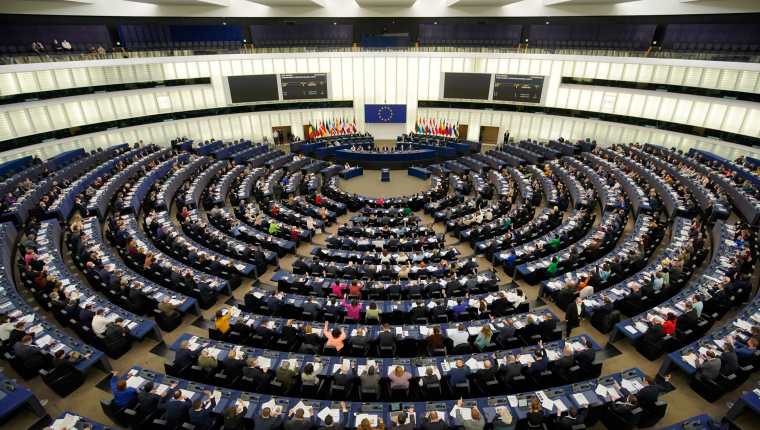 Miembros del Parlamento Europeo asisten a una sesión de votaciones en Estrasburgo, Francia, el pasado miércoles 6 de abril. (Foto Prensa Libre: EFE)