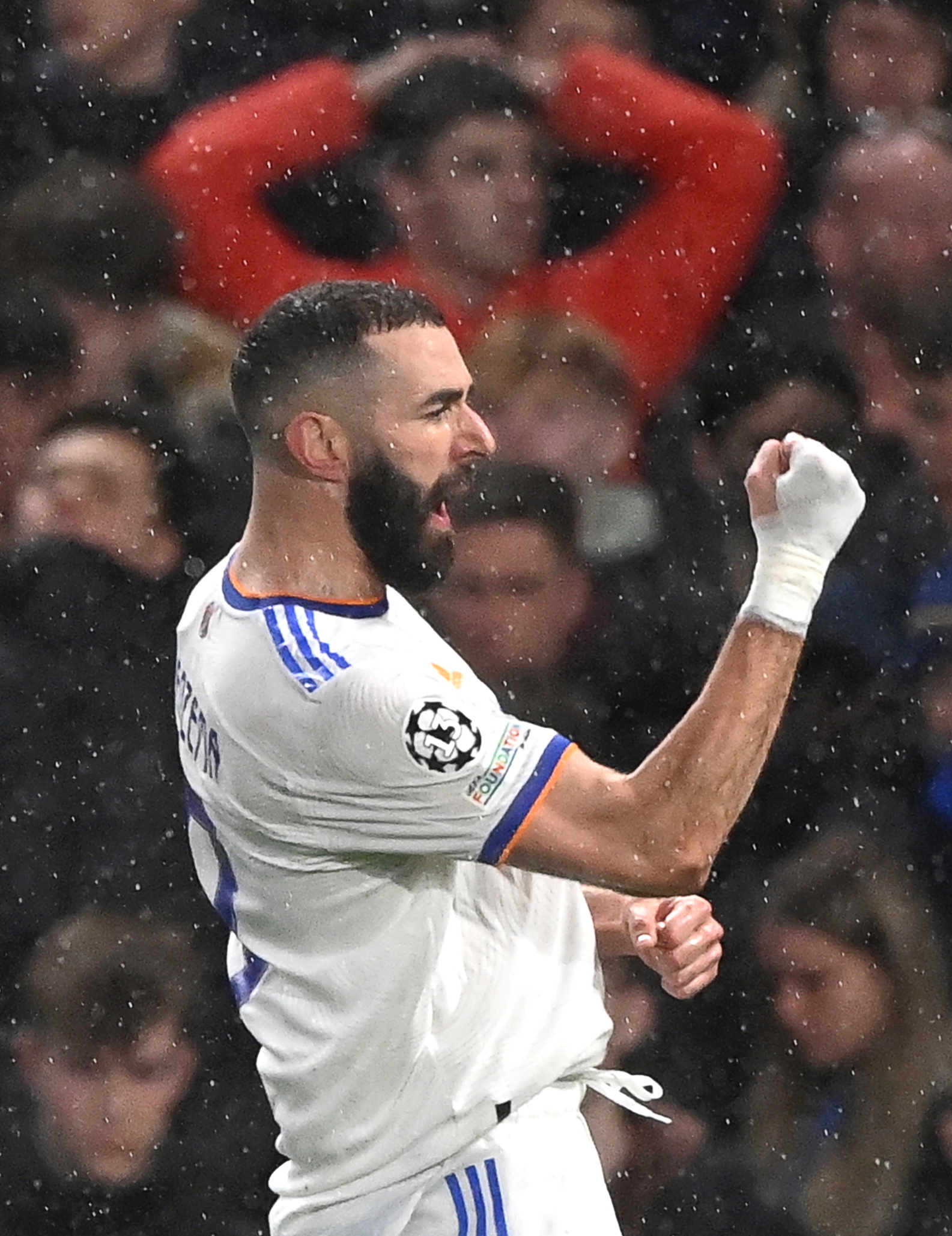 London (United Kingdom), 06/04/2022.- Real Madrid's Karim Benzema celebrates after scoring the 1-0 lead during the UEFA Champions League quarter final, first leg soccer match between Chelsea FC and Real Madrid in London, Britain, 06 April 2022. (Liga de Campeones, Reino Unido, Londres) EFE/EPA/NEIL HALL