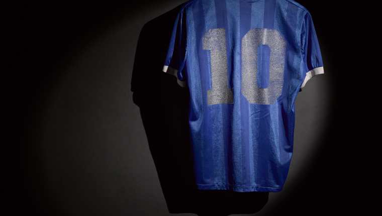 La camiseta de la selección argentina que lució Diego Armando Maradona en el partido ante Inglaterra, en los cuartos de final de la Copa del Mundo de México 1986, donde anotó los dos de los goles del triunfo (2-1). Foto Prensa Libre (EFE)