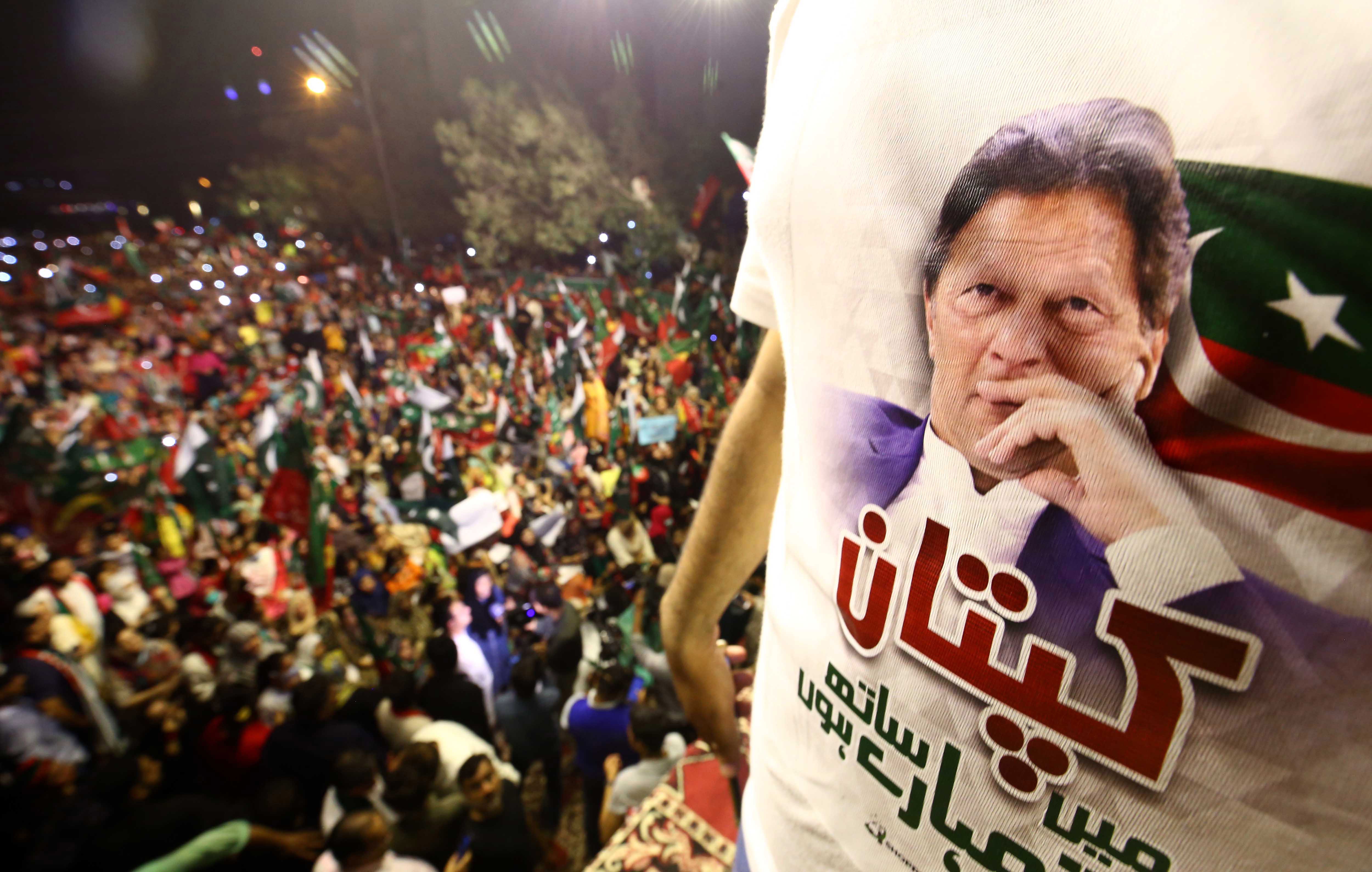 Karachi (Pakistan), 10/04/2022.- Supporters of Pakistan Tehreek-e-Insaf (PTI) political party during a rally after former Prime Minister Imran Khan, lost the vote of no-confidence in the parliament, in Karachi, Pakistan, 10 April 2022. The opposition's no-trust motion against ex-Prime Minister Imran Khan, on 10 April 2022 passed, with 174 members of the 342-member house voting in favor of the move. Khan, whose five-year term was due to end next year, has claimed that the no-confidence motion was part of a US-backed conspiracy after his Russian visit on the day of the Ukraine invasion. Washington has denied the allegations. (Protestas, Rusia, Ucrania) EFE/EPA/SHAHZAIB AKBER