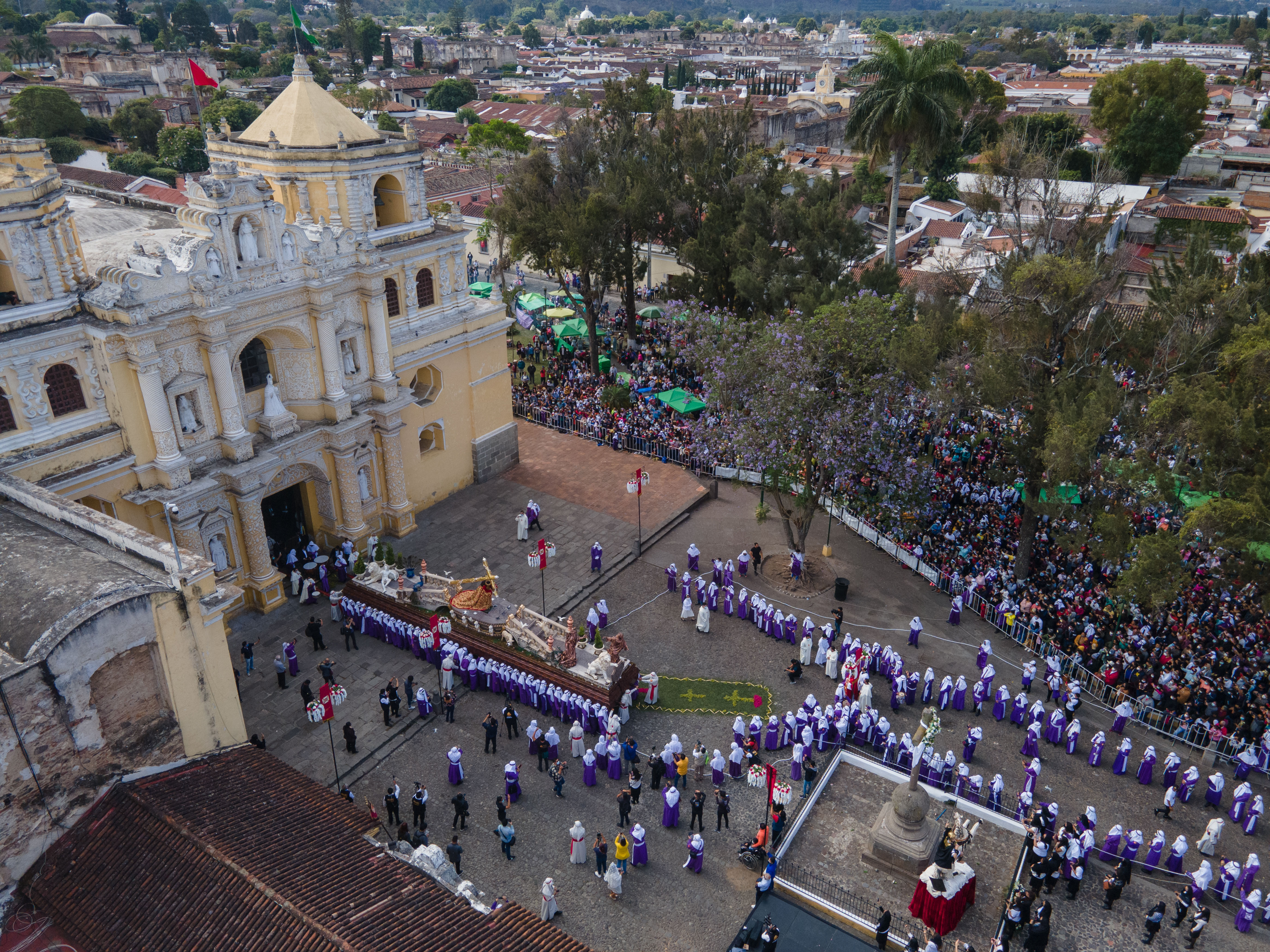 GU7002. Antigua Guatemala (GUATEMALA), 10/04/22.- Fotografía tomada con un drone de cucuruchos participan del recorrido de Jesús de la Merced en la procesión de 