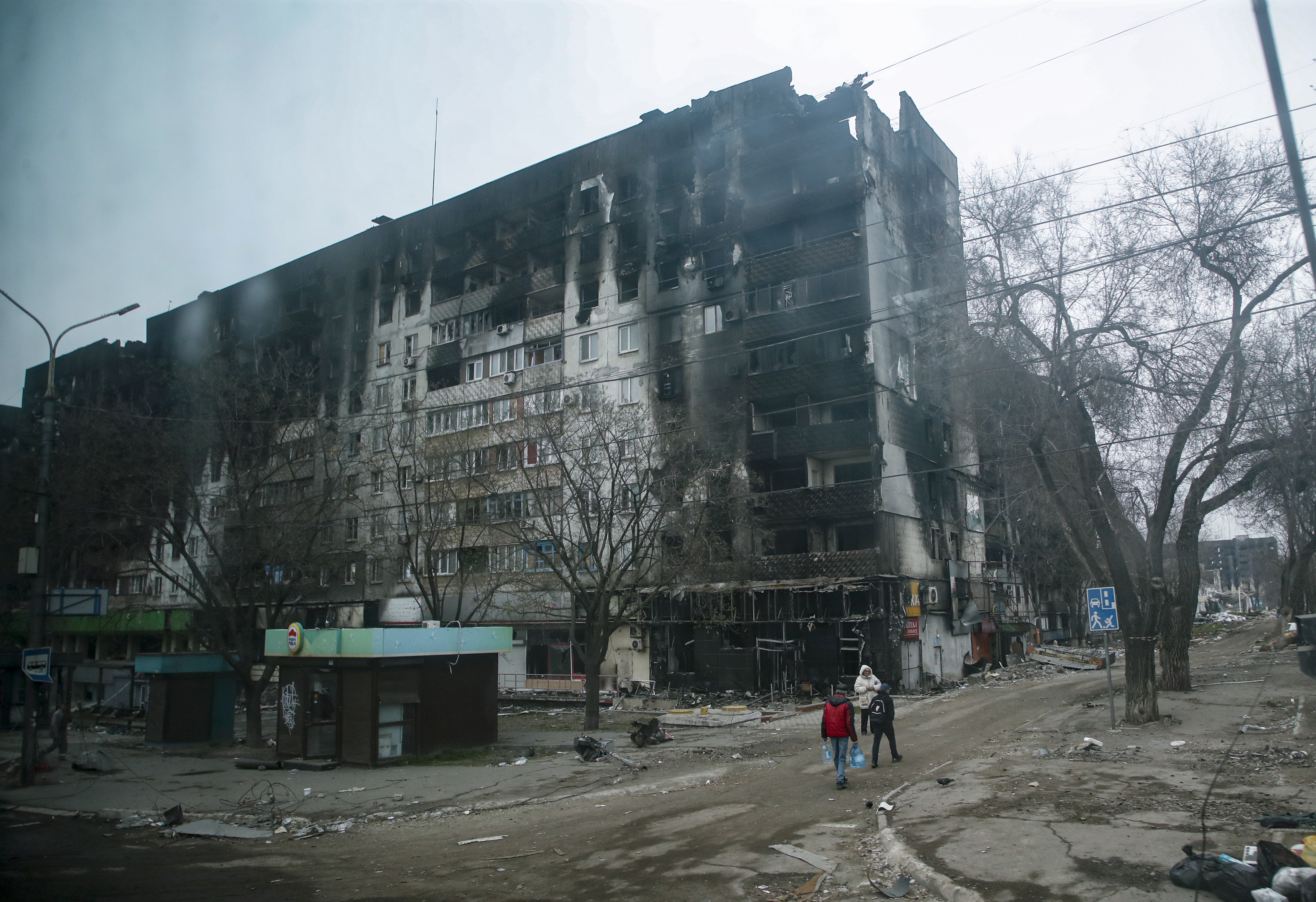 Un edificio de apartamentos devastado y quemado en el centro de Mariúpol, Ucrania, el 12 de abril de 2022. Se lleva más de un mes de las hostilidades. No hay agua, luz, gas ni comunicaciones. Fotografía: EFE