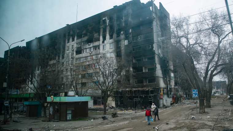 Un edificio de apartamentos devastado y quemado en el centro de Mariúpol, Ucrania, el 12 de abril de 2022. Se lleva más de un mes de las hostilidades. No hay agua, luz, gas ni comunicaciones. Fotografía: EFE