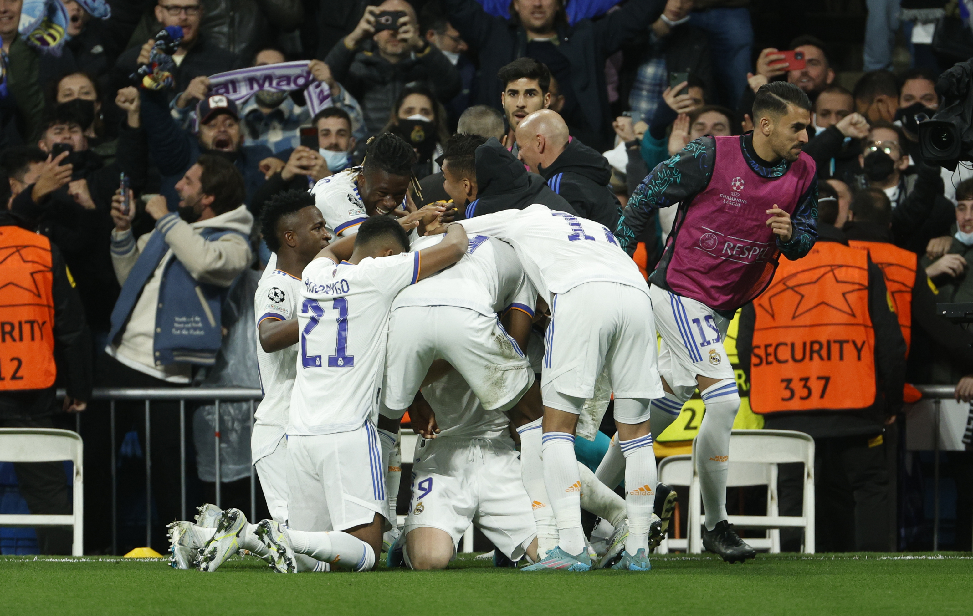 Los jugadores del Real Madrid celebran el segundo gol ante el Chelsea, durante el partido de vuelta de cuartos de final de Liga de Campeones. (Foto Prensa Libre: EFE)