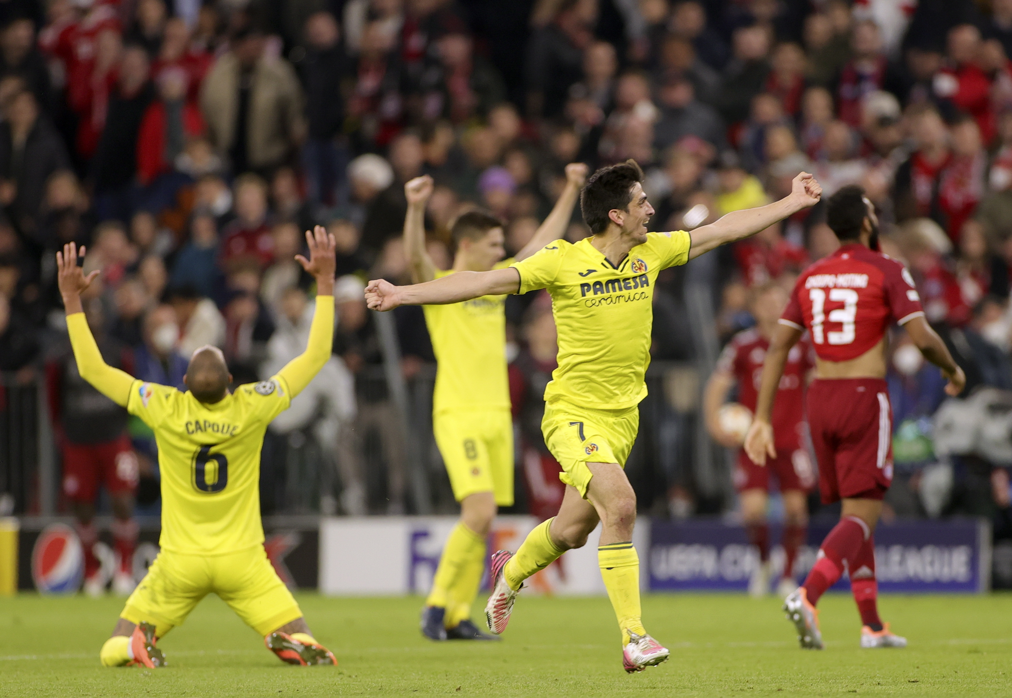 Los jugadores del Villarreal festejan la victoria contra el Bayern Múnich, en los cuartos de final de la Champions. (Foto Prensa Libre: EFE).