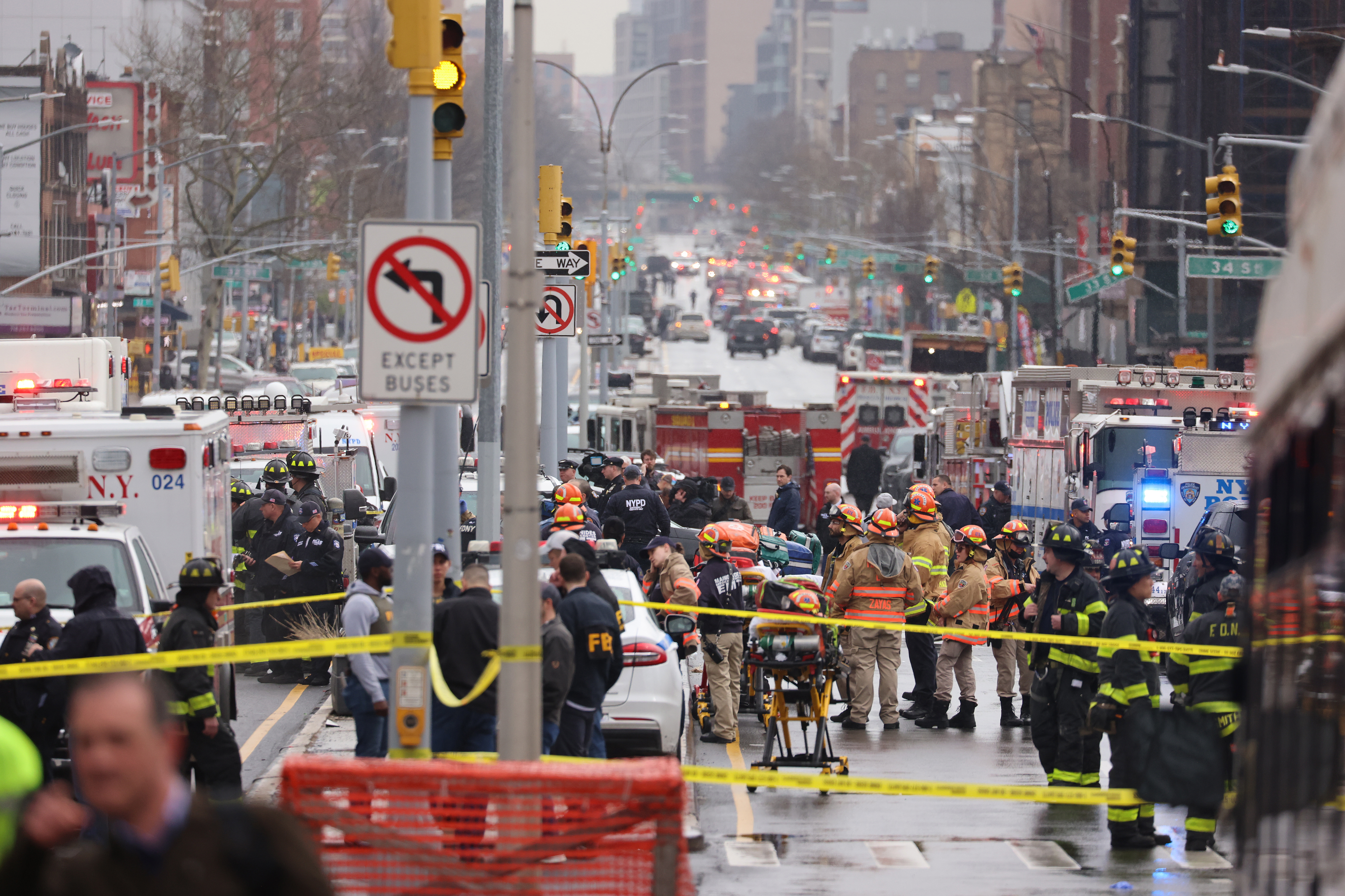 Departamento de Bomberos de Nueva York y policías de la ciudad en el lugar donde ocurrió la balacera en el Metro en el que 13 personas resultaron heridas. (Foto Prensa Libre: EFE)