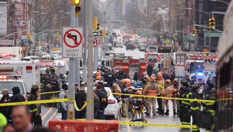 Departamento de Bomberos de Nueva York y policías de la ciudad en el lugar donde ocurrió la balacera en el Metro en el que 13 personas resultaron heridas. (Foto Prensa Libre: EFE)