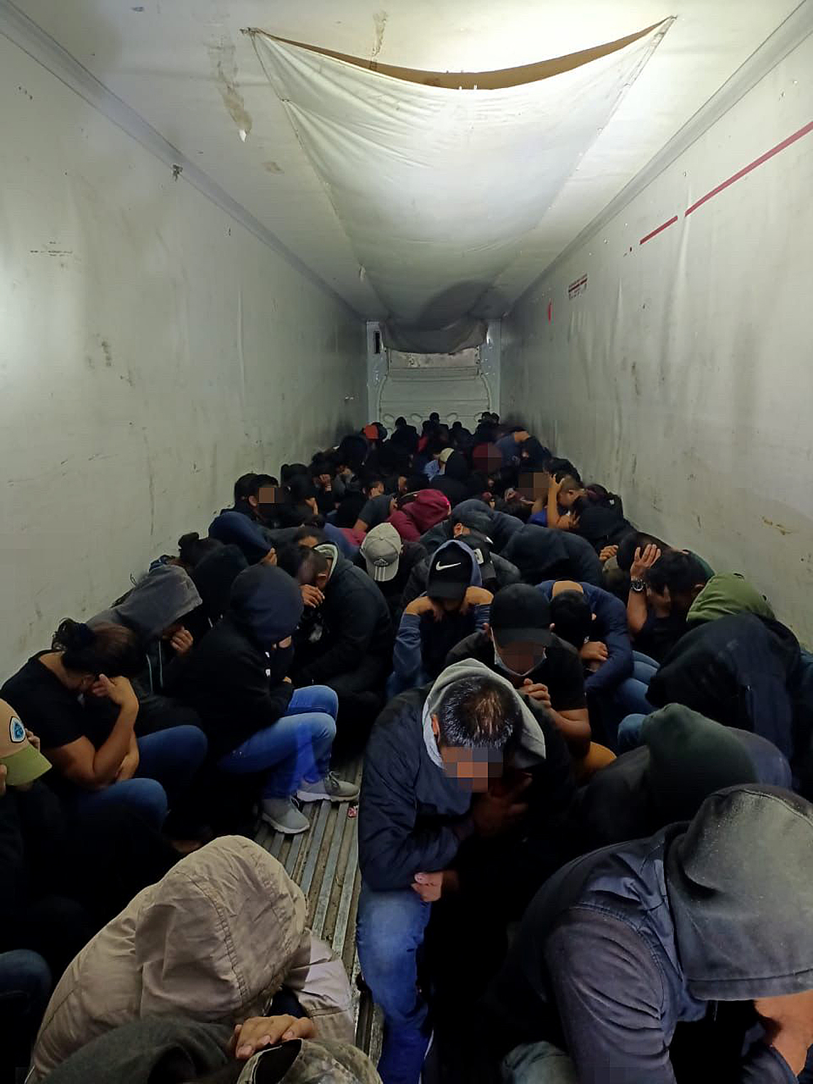 MEX888. SAN LUIS POTOSI (MÉXICO) 12/04/2022.- Fotografía manipulada cedida por el Instituto Nacional de Migración (INM) que muestra a inmigrantes encontrados en un contenedor en la ciudad de San Luis Potosí (México). Un total de 133 migrantes de Guatemala, Nicaragua y Honduras, entre ellos 15 menores no acompañados, fueron encontrados hacinados en la caja refrigerada de un tractocamión en el estado de San Luis Potosí, centro de México, informó este lunes el Instituto Nacional de Migración (INM). EFE/ Instituto Nacional De Migración / SOLO USO EDITORIAL/ SOLO DISPONIBLE PARA ILUSTRAR LA NOTICIA QUE ACOMPAÑA (CRÉDITO OBLIGATORIO) MÁXIMA CALIDAD DISPONIBLE