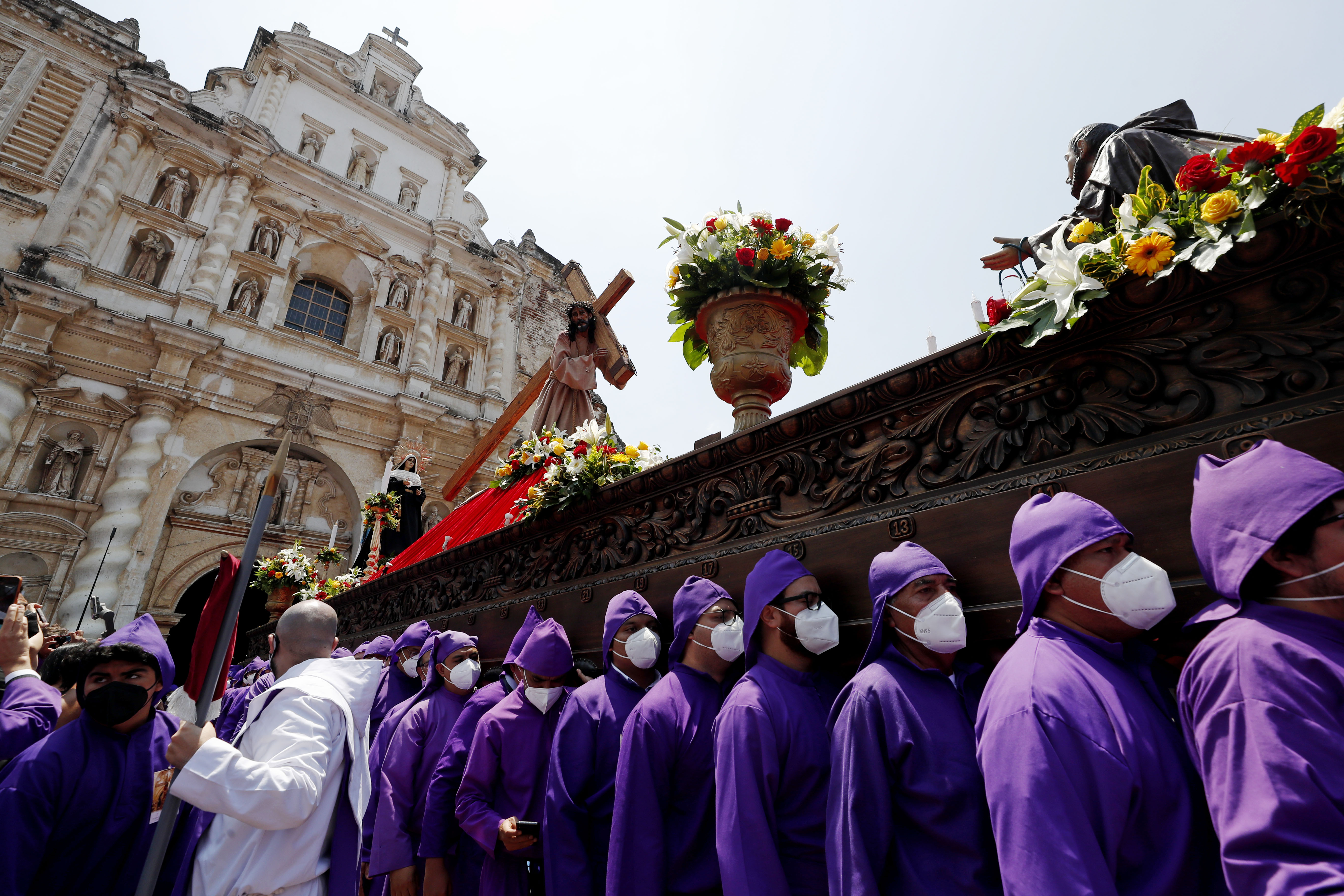 Fieles católicos participan en la procesión de Jesús del Perdón hoy, desde la Iglesia de San Francisco el Grande, en Antigua Guatemala que esta Semana Santa volvió a apreciar cortejos. (Foto Prensa Libre: EFE)
