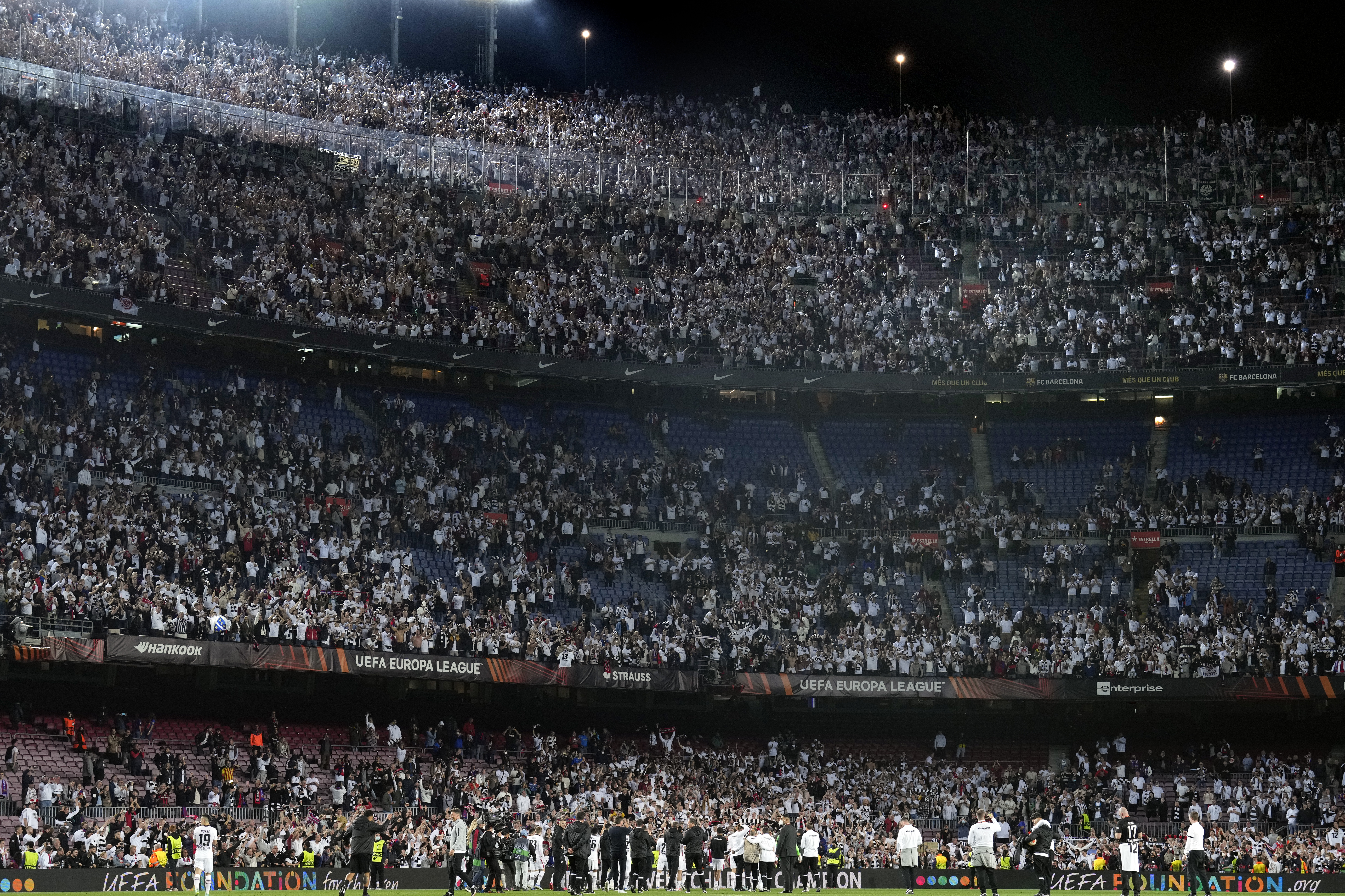 BARCELONA, 14/04/2022.- Los jugadores del Eintracht celebran con sus aficionados el pase del equipo alemán a las semifinales de la Liga Europa tras derrotar al FC Barcelona en el encuentro que han disputado hoy jueves en el estadio del Camp Nou. EFE / Alejandro García