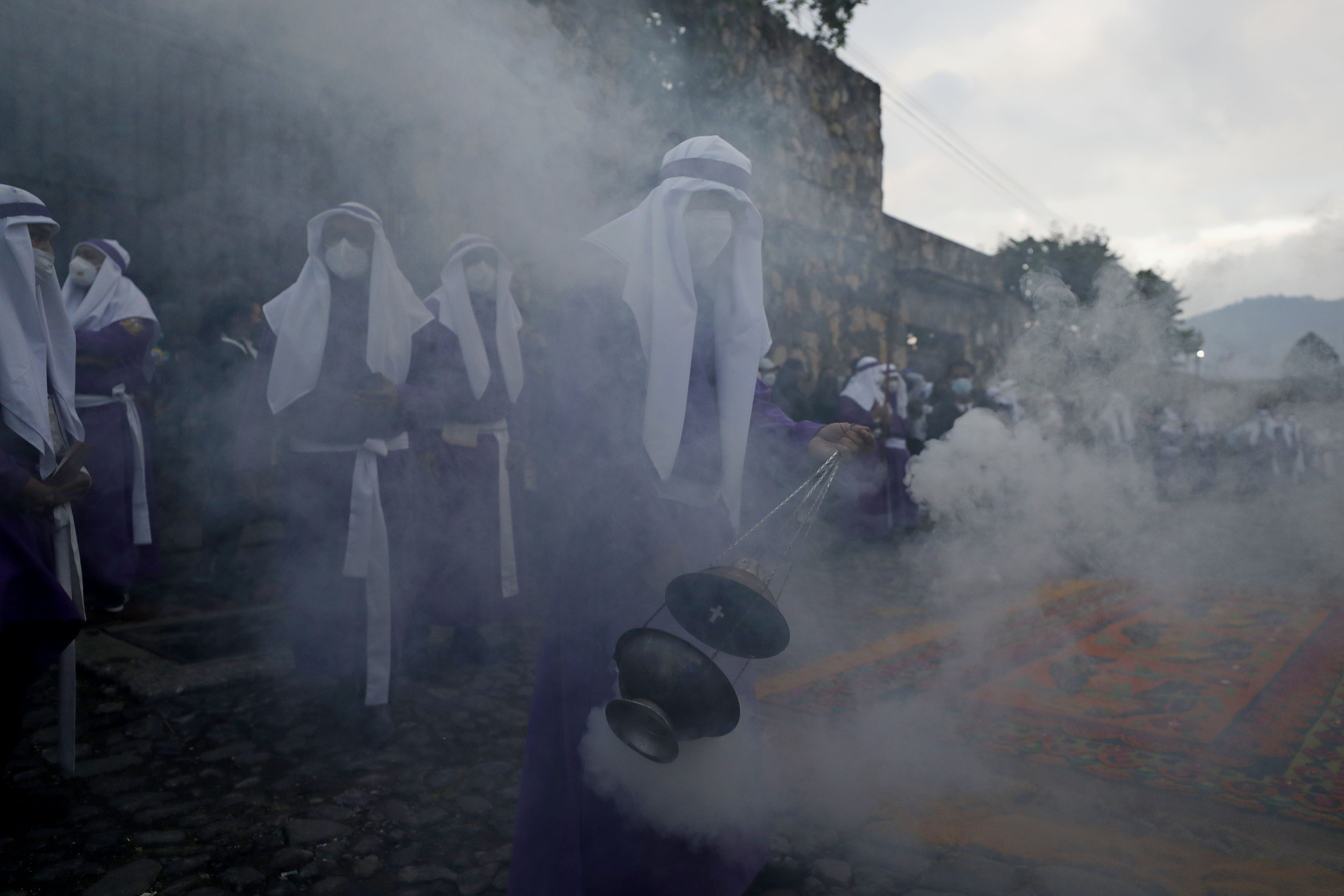 AME1479. ANTIGUA GUATEMALA (GUATEMALA), 15/04/2022.- Creyentes acompañan el recorrido de la procesión de la Merced de Antigua Guatemala, este viernes santo 15 de abril de 2022, junto a las imágenes de Jesús Nazareno y la Virgen de Dolores. La procesión sale de madrugada y recorre las principales calles de Antigua Guatemala y regresa la tarde de este mismo viernes. EFE/Esteban Biba