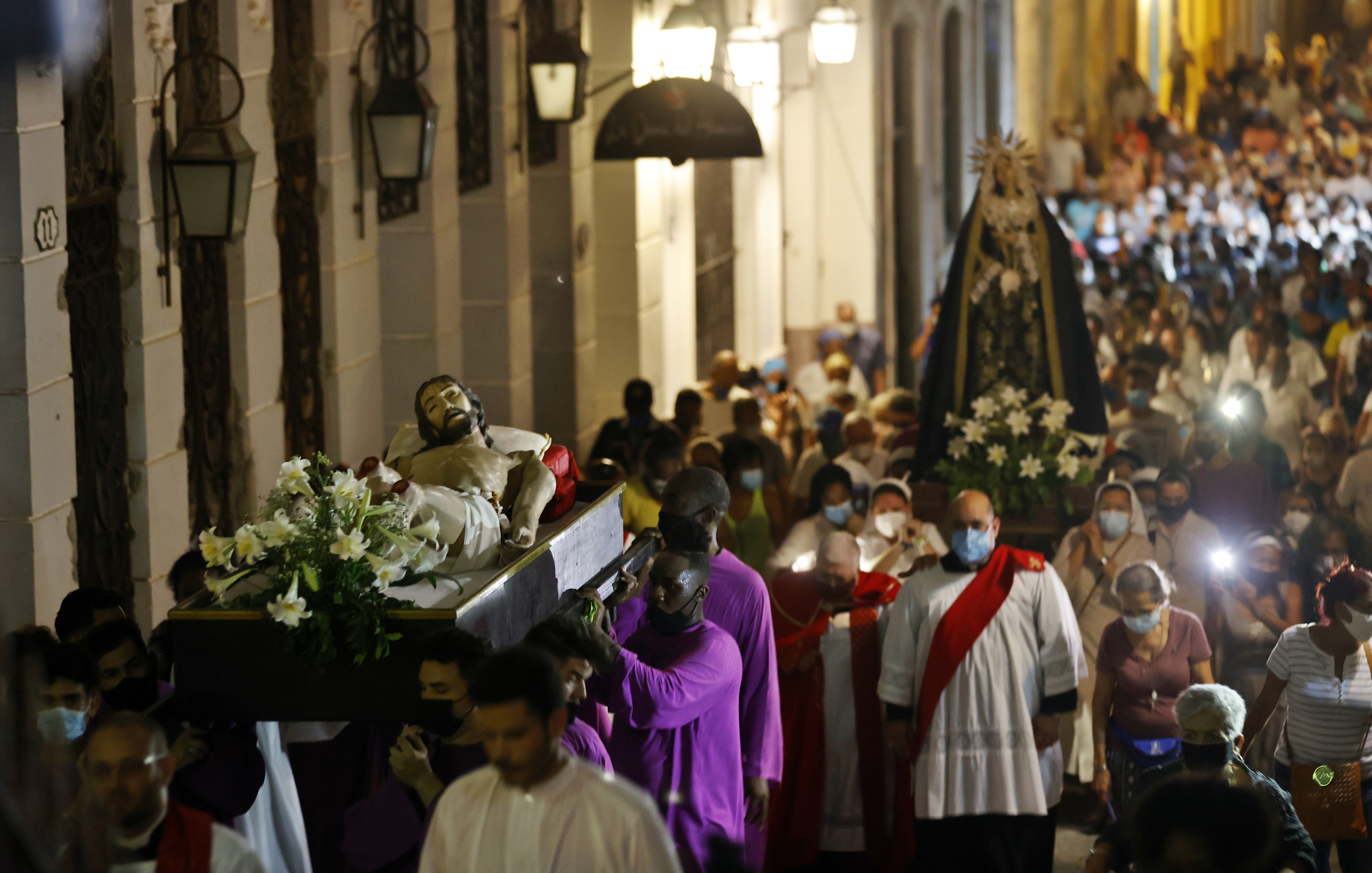 ACOMPAÑA CRÓNICA: CUBA SEMANA SANTA AME1736. LA HABANA (CUBA), 15/04/2022.- Fieles católicos cubanos participan en una procesión del Viernes Santo hoy en La Habana (Cuba). El viacrucis del Viernes Santo que tradicionalmente regresó nuevamente a las calles de La Habana después de dos años de aislamiento para los católicos cubanos debido a la crisis generada por la pandemia de covid-19. EFE/Ernesto Mastrascusa