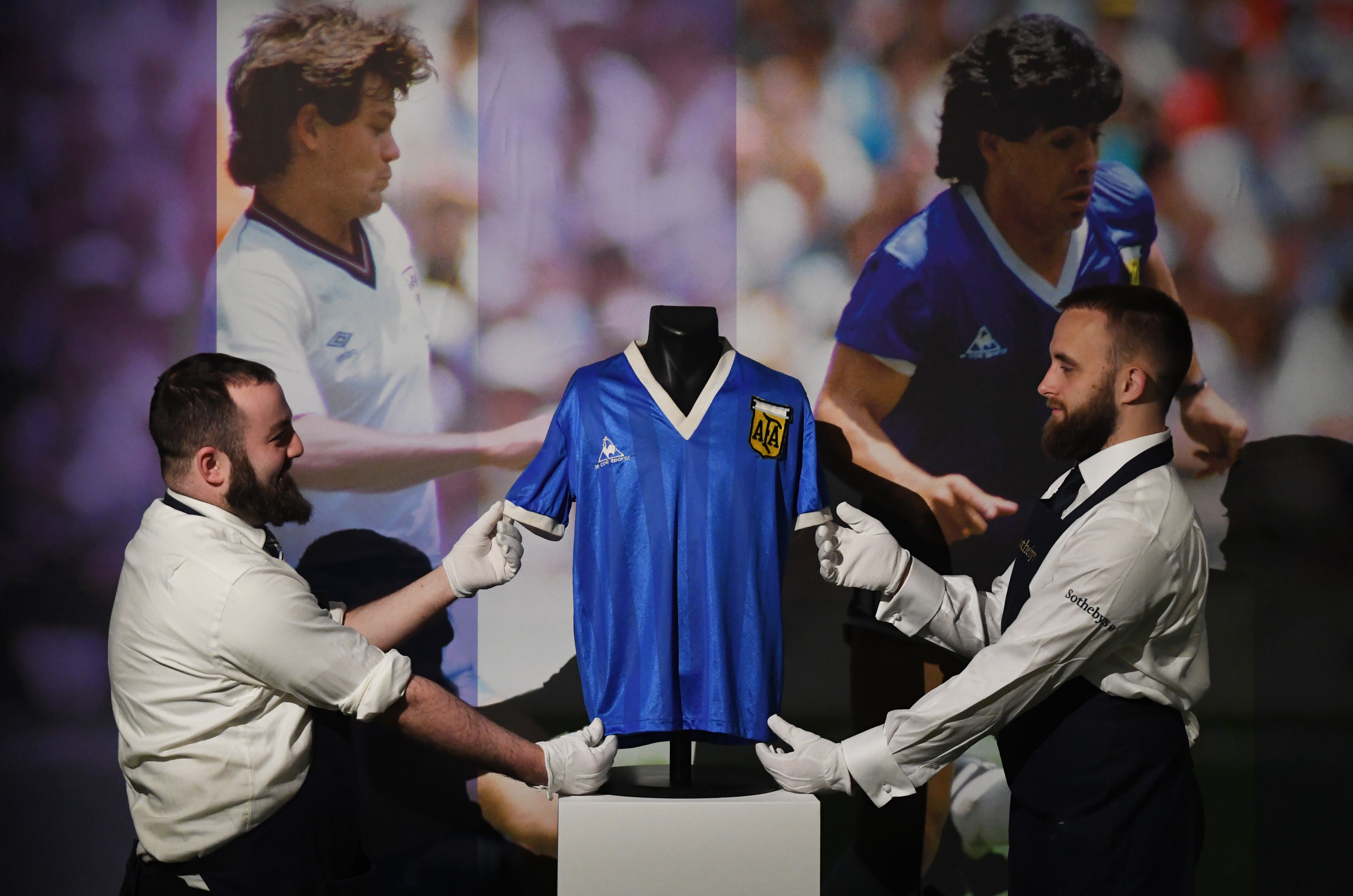 Ha comenzado la subasta de la camisola de Diego Maradona. (Foto Prensa Libre: EFE)