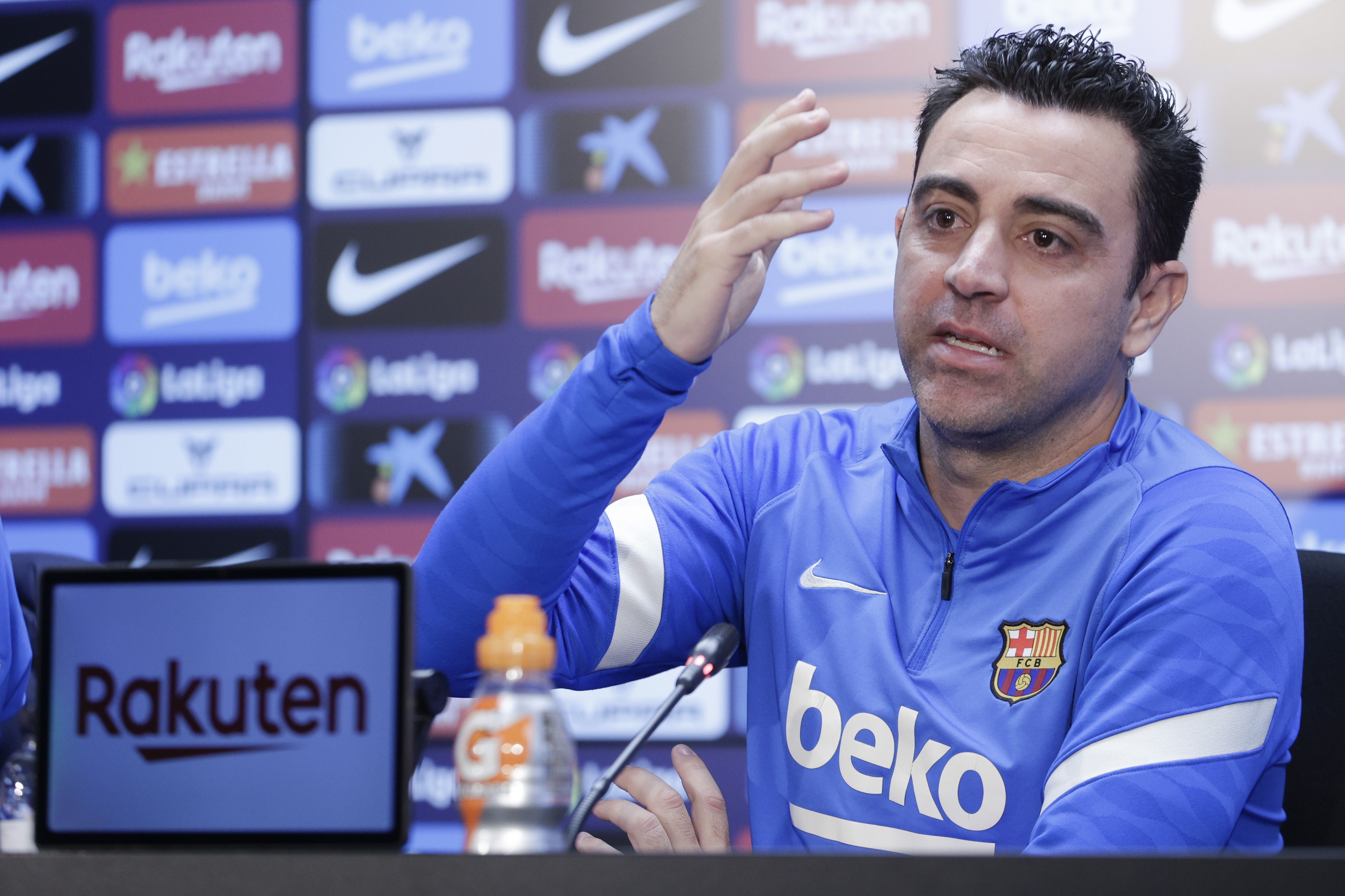 El entrenador del FC Barcelona, Xavi Hernández, durante la rueda de prensa que ha ofrecido este miércoles. (Foto Prensa Libre: EFE)