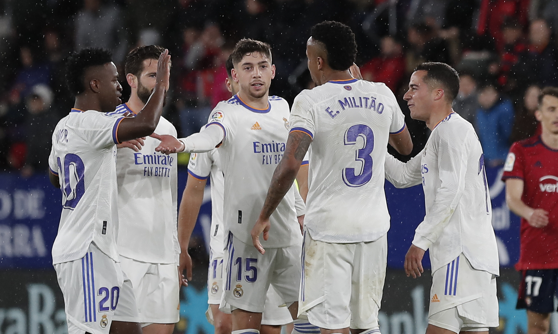 Los jugadores del Real Madrid celebran la victoria tras el encuentro correspondiente a la jornada 33 de Liga en Primera División ante el Osasuna. (Foto Prensa Libre: EFE)