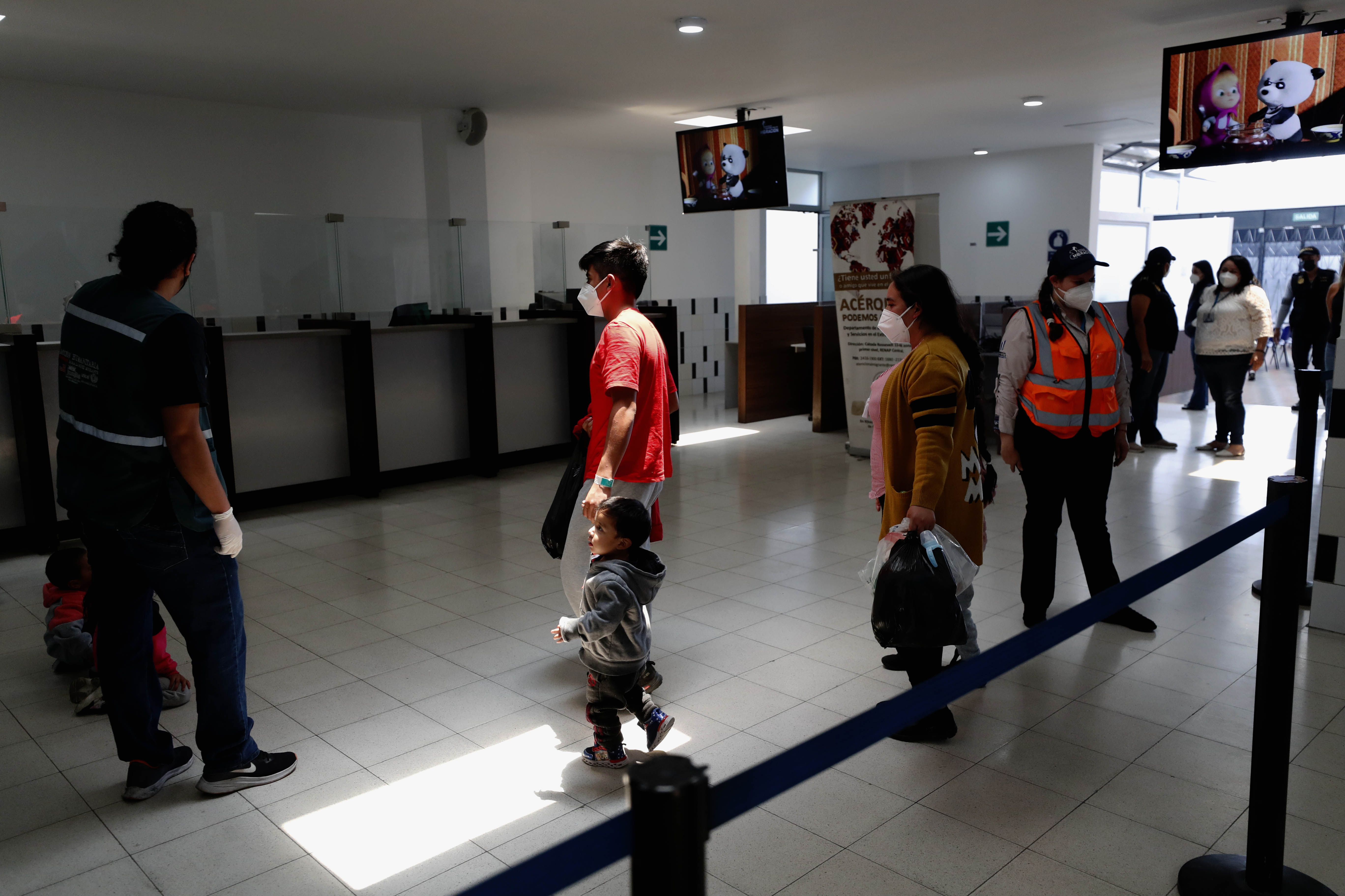 Migrantes pasan por el proceso de entrada a Guatemala luego de ser deportados desde Texas el viernes. (Foto, Prensa Libre: EFE).