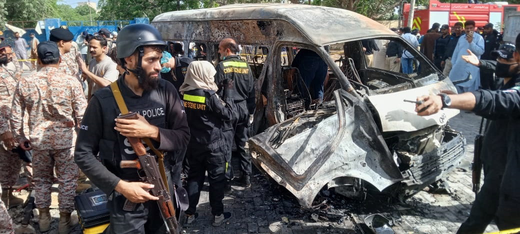 Karachi (Pakistan), 26/04/2022.- Pakistani security officials inspect the scene of an explosion in Karachi, Pakistan, 26 April 2022. At least Four people were killed including Chinese nationals when a vehicle exploded near Karachi University. EFE/EPA/SHAHZAIB AKBER