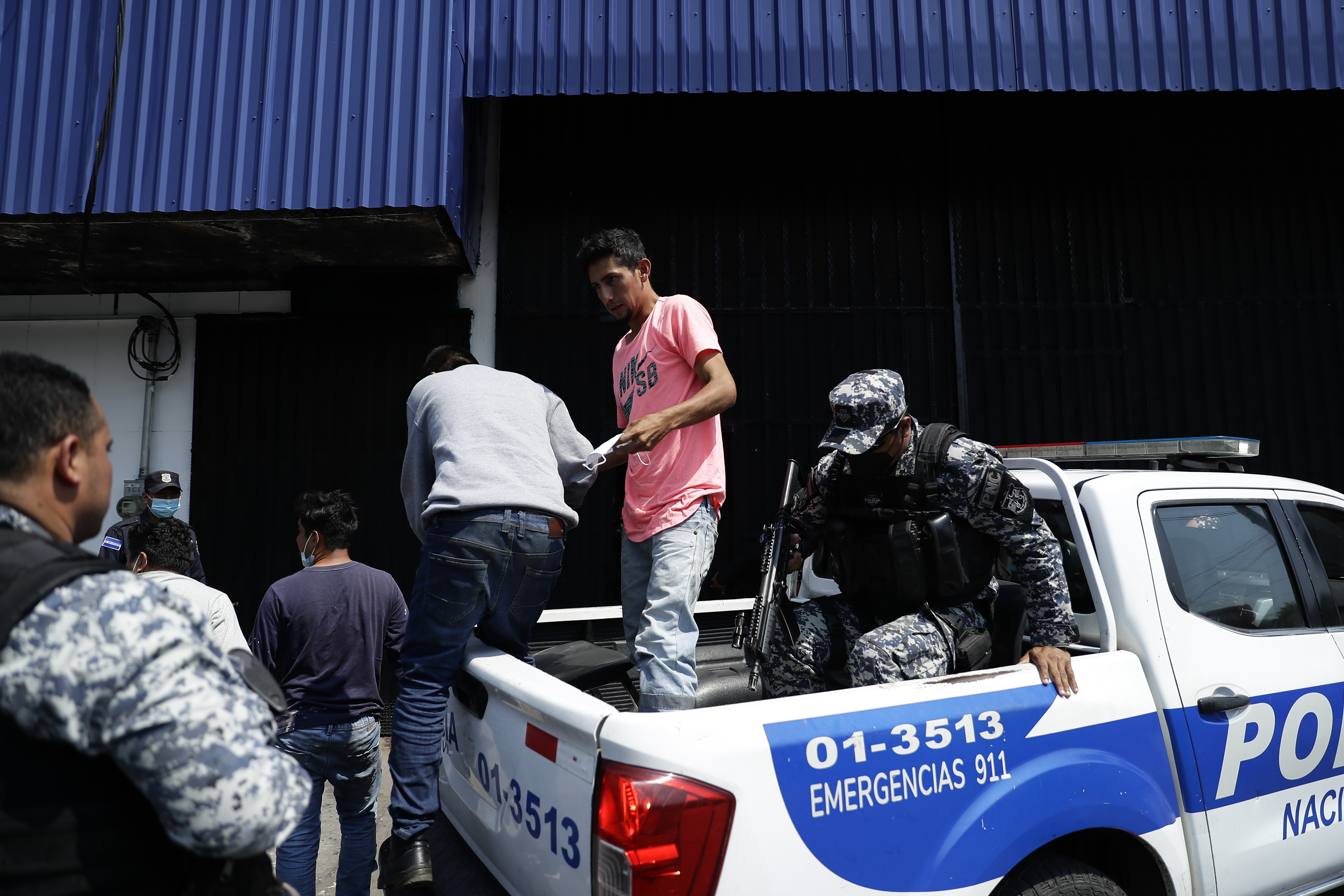 Supuestos pandilleros fueron trasladados en abril de la delegación policial "El Penalito" a una cárcel de San Salvador, El Salvador. (Foto Prensa Libre:  EFE)