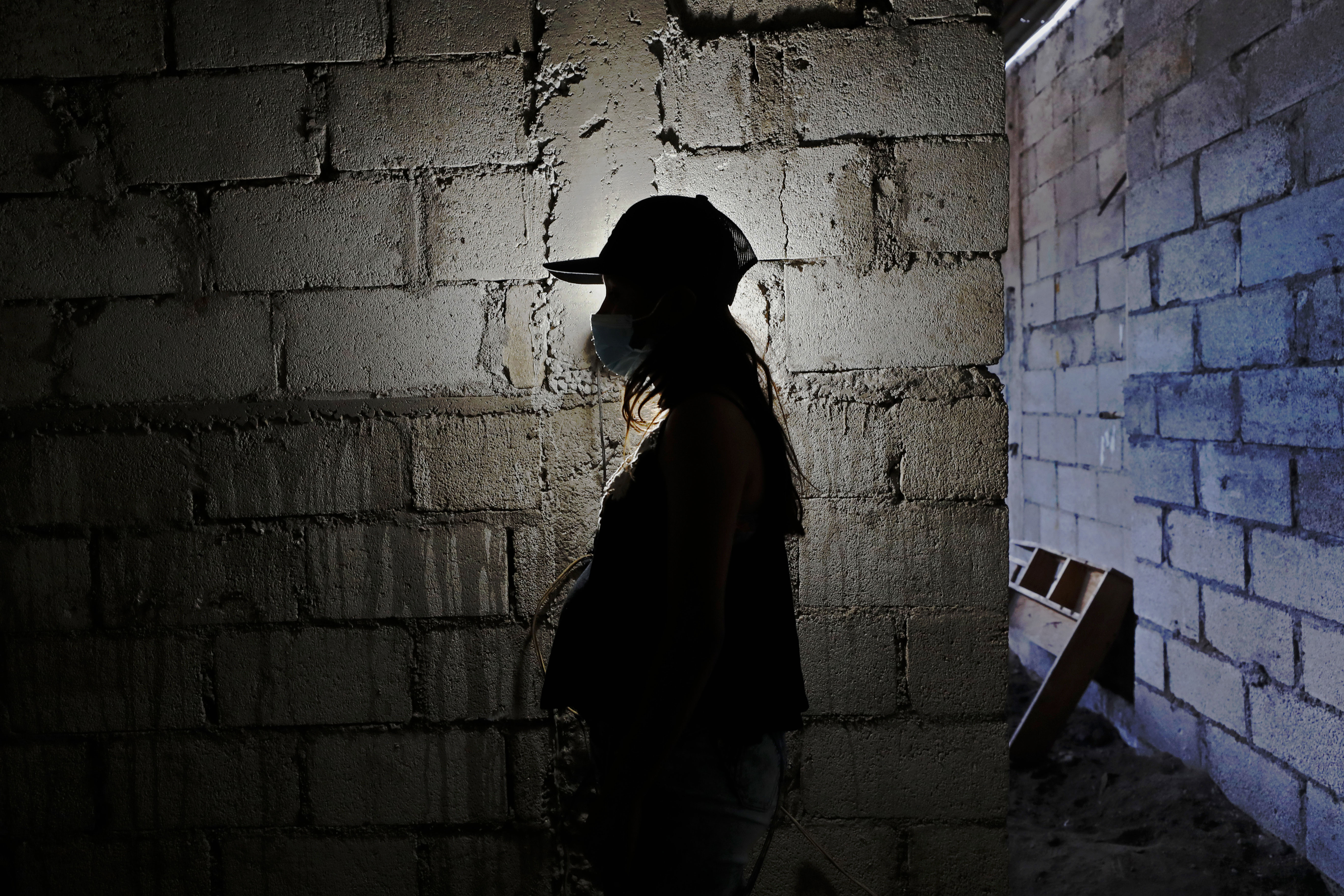  Silueta de Fátima, de 14 años, un día antes de dar a luz a su primer hijo, en marzo de 2022, en Ciudad de Guatemala. (Foto Prensa Libre: EFE)
