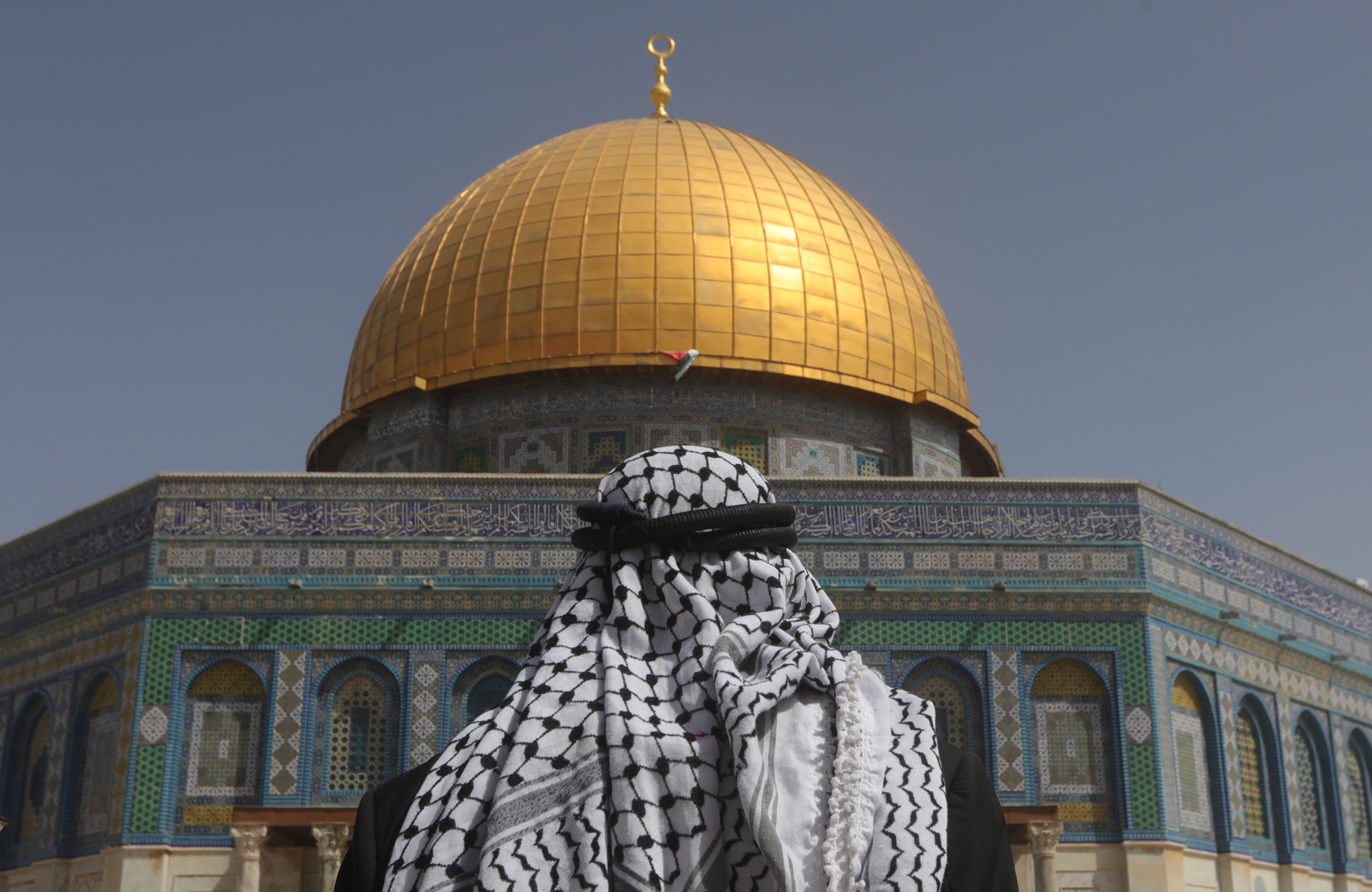 Jerusalem (-), 29/04/2022.- Palestinians arrive to pray at the Dome of the Rock at the al-Aqsa Mosque in Jerusalem during the last Friday prayers of the Muslim holy month of Ramadan, 29 April 2022. Muslims around the world celebrate the holy month of Ramadan by praying during the night time and abstaining from eating, drinking, and sexual acts daily between sunrise and sunset. Ramadan is the ninth month in the Islamic calendar and it is believed that the Koran's first verse was revealed during its last 10 nights. (Estados Unidos, Jerusalén) EFE/EPA/ALAA BADARNEH