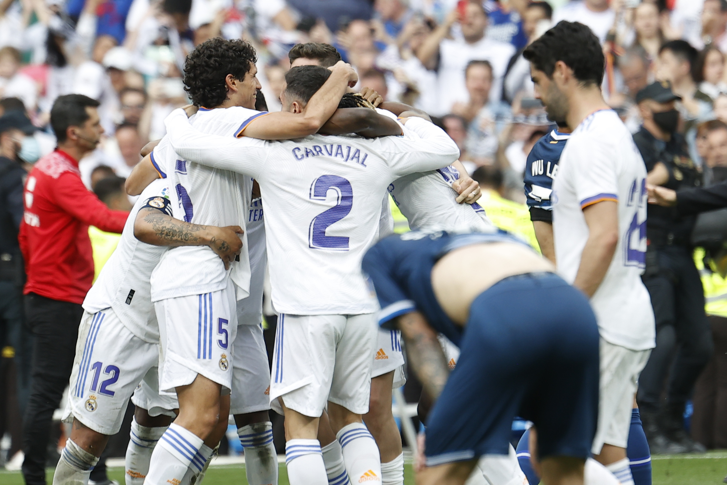 MADRID, 30/04/2022.- Los jugadores del Real Madrid celebran su victoria ante el Espanyol por 4-0, y por consiguiente su proclamación como Campeones de la Liga, al finalizar el partido disputado este sábado en el estadio Santiago Bernabéu de la capital. EFE/Chema Moya