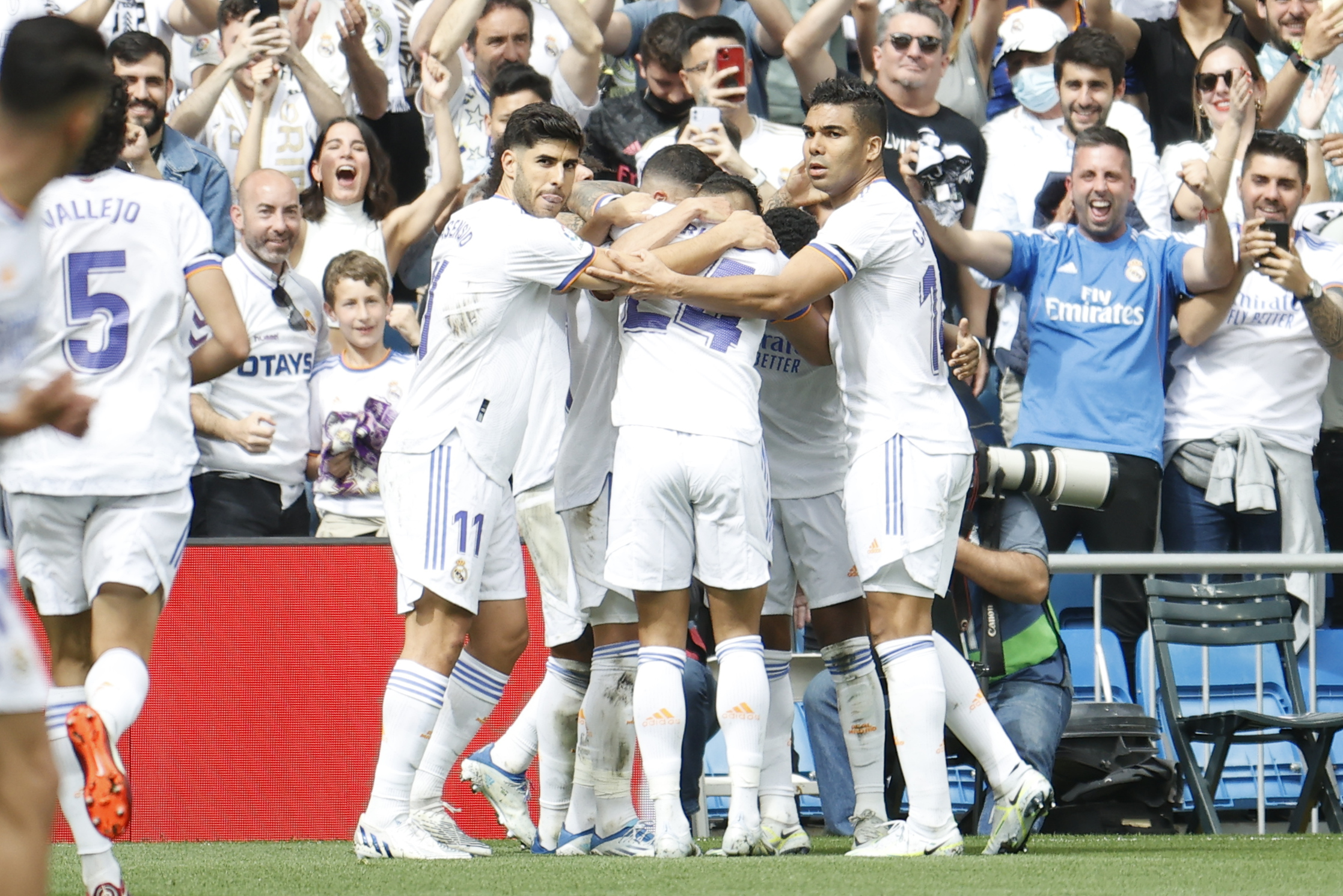 Los jugadores del Real Madrid celebran el 2-0 durante el partido de Liga que Real Madrid y Espanyol disputan este sábado en el estadio Santiago Bernabéu de la capital. Foto Prensa Libre (EFE)