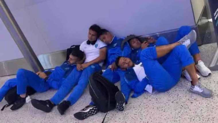 Algunos jugadores decidieron acomodarse en el suelo. (Foto: Prensa Libre Redes Sociales)