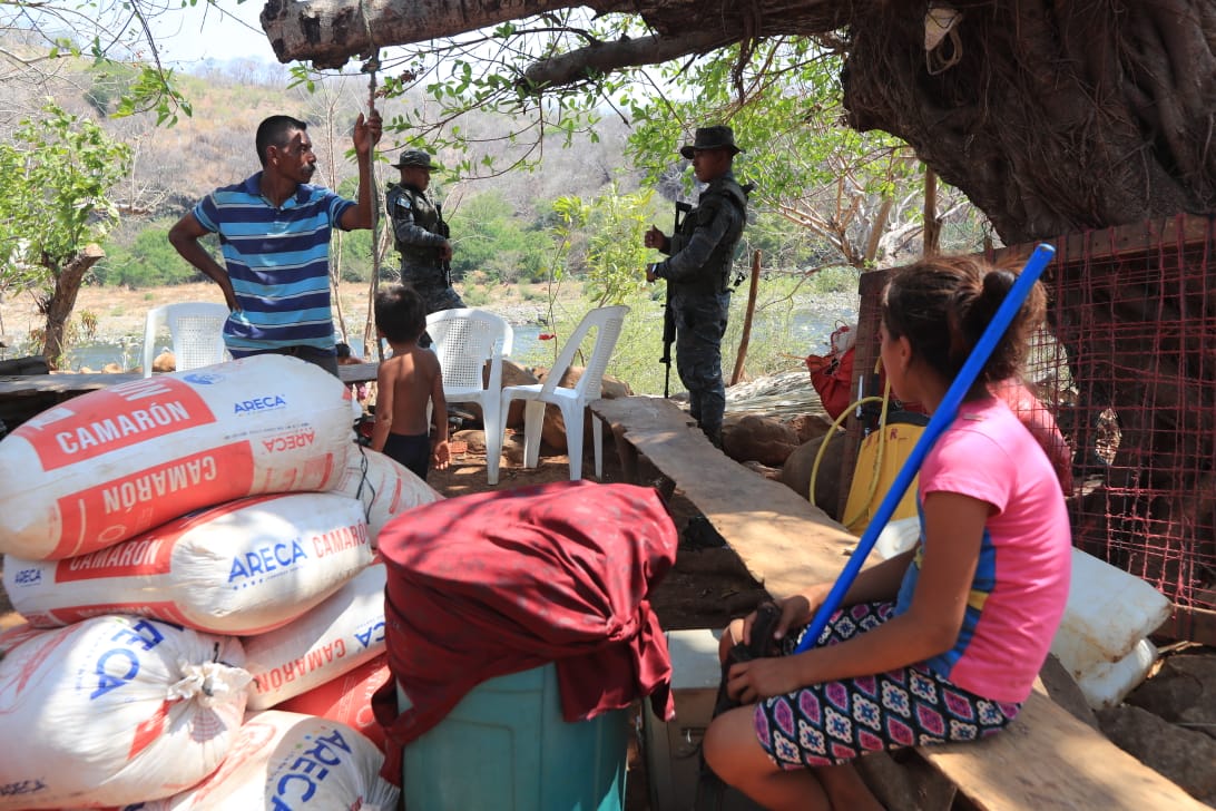 Algunos vecinos de Aldea Las Flores, Moyuta, Jutiapa, han retornado a sus viviendas luego de que las dejaran por temor a que pandilleros salvadoreños llegaran a ese lugar, donde ahora hay patrullajes del Ejercito. (Foto Prensa Libre: Élmer Vargas)