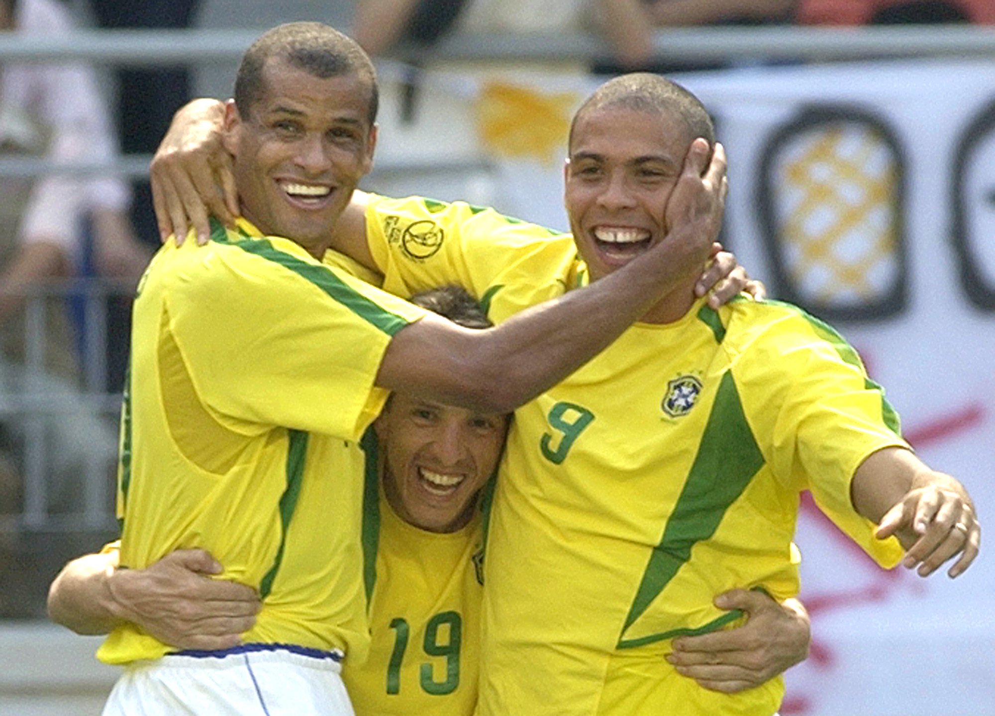 Rivaldo, junto a Juninho Paulista y Ronaldo, en el 2002. (Foto Prensa Libre: Hemeroteca PL)