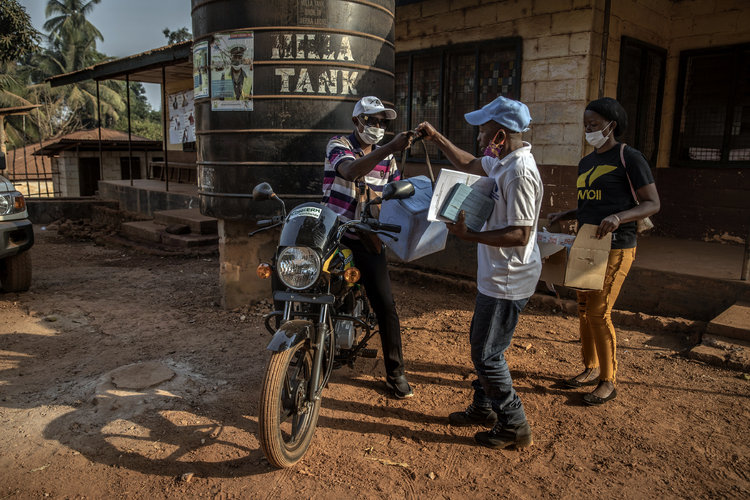 Trabajadores sanitarios en Kamakwie, Sierra Leona, preparan una nevera con vacunas contra el coronavirus para entregarla en la aldea de Kathantha Yimbo, el 15 de febrero de 2022.