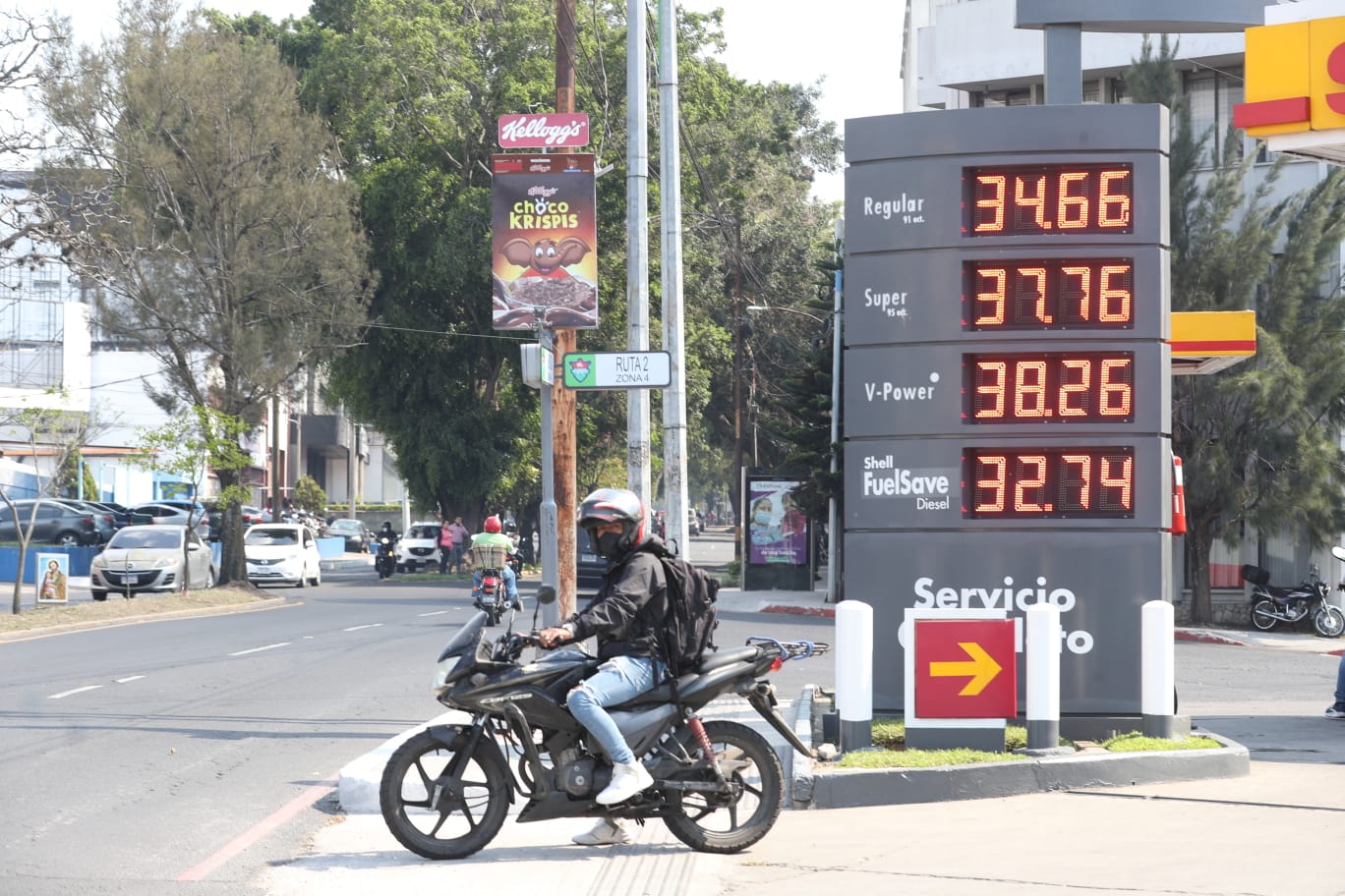 El precio del diésel y la gasolina regular aumentaron este 19 de abril, según precios de referencia del Ministerio de Energía y Minas. (Foto Prensa Libre: Roberto López)